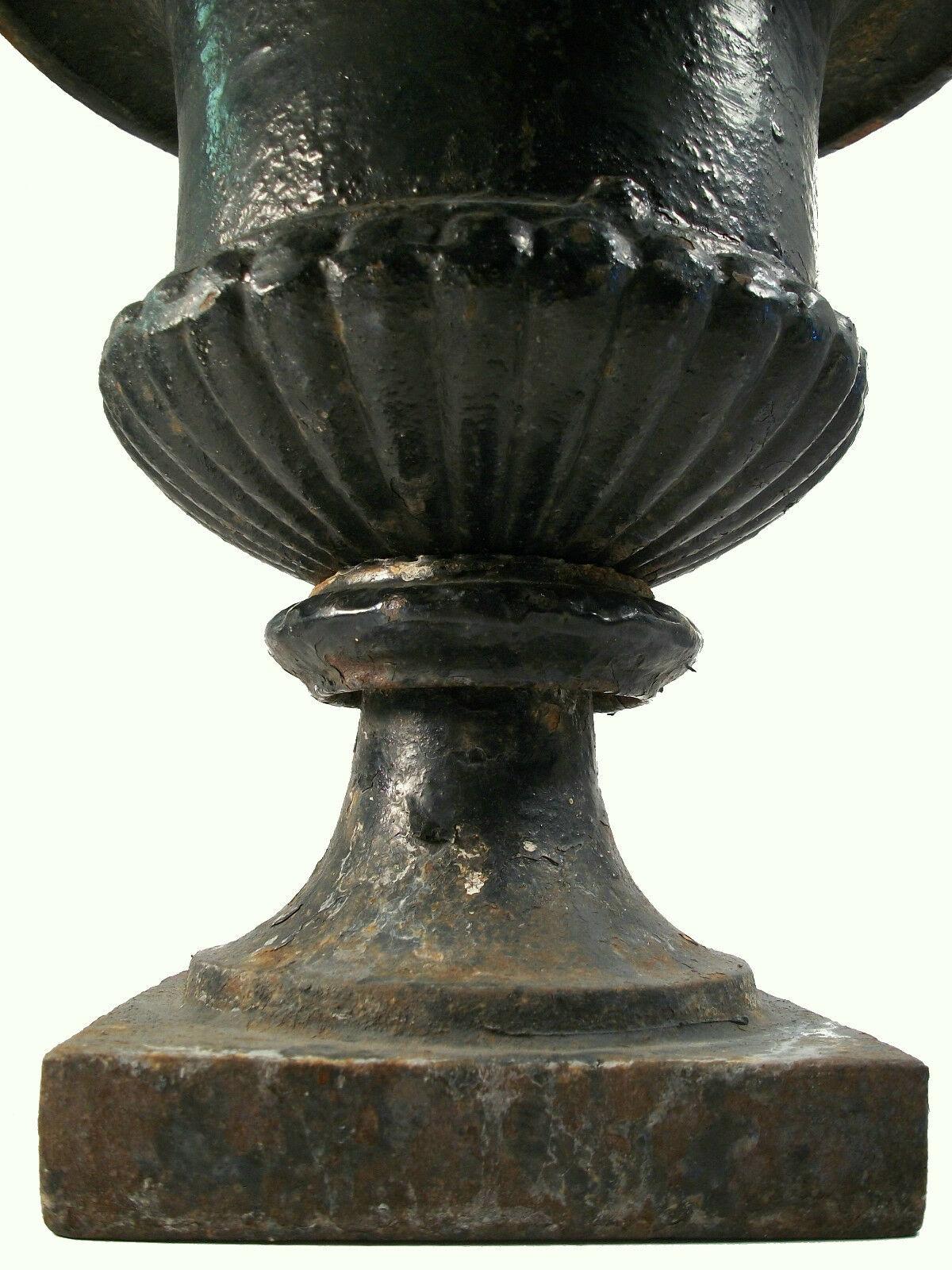 Fer Paire d'urnes de jardin anciennes en forme de campagne en fonte, États-Unis, fin du 19ème siècle en vente