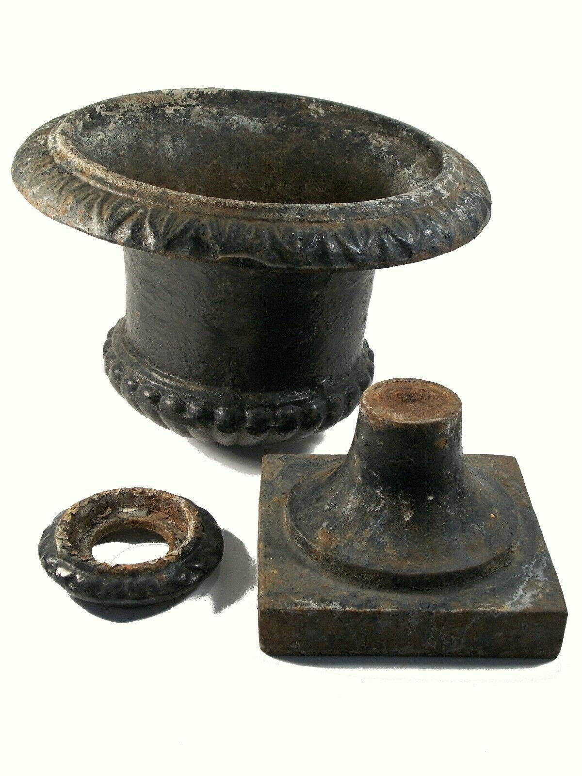 Paire d'urnes de jardin anciennes en forme de campagne en fonte, États-Unis, fin du 19ème siècle en vente 1