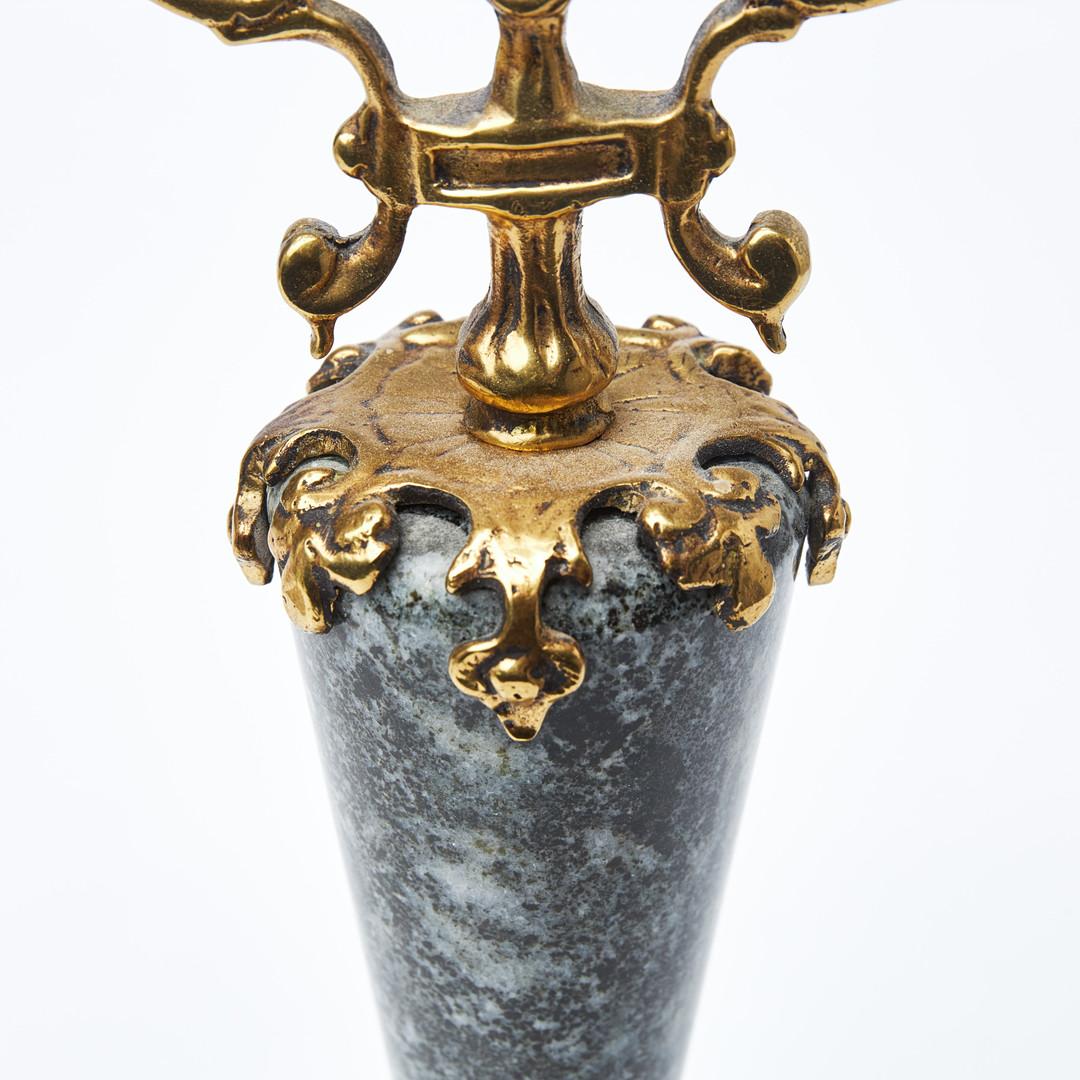 Néo-rococo Paire de bougeoirs anciens en laiton doré et marbre de style Rococo en vente