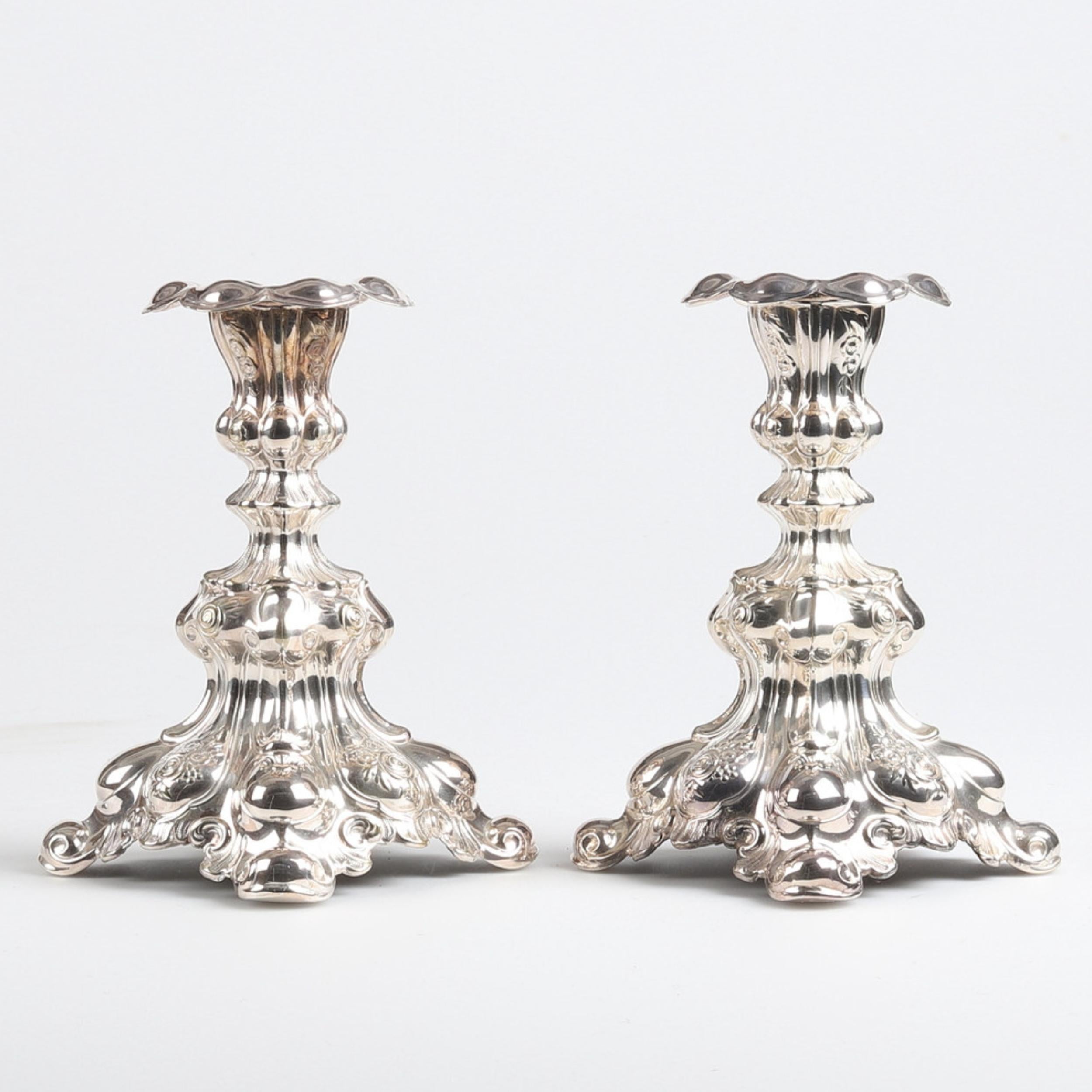 Metà XX secolo Antica coppia di candelieri in argento in stile rococò, anni '37 in vendita