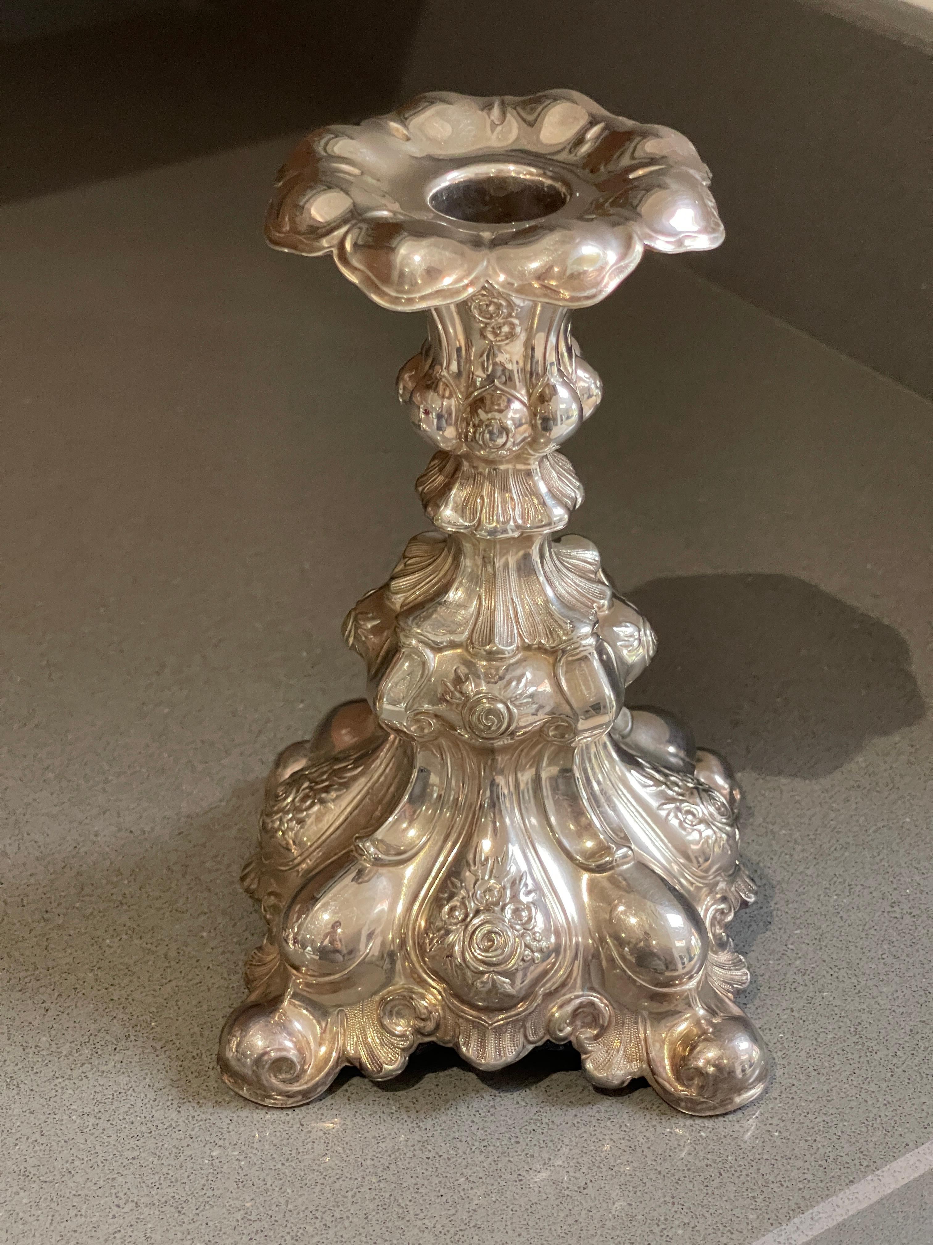 Antica coppia di candelieri in argento in stile rococò, anni '37 in vendita 1