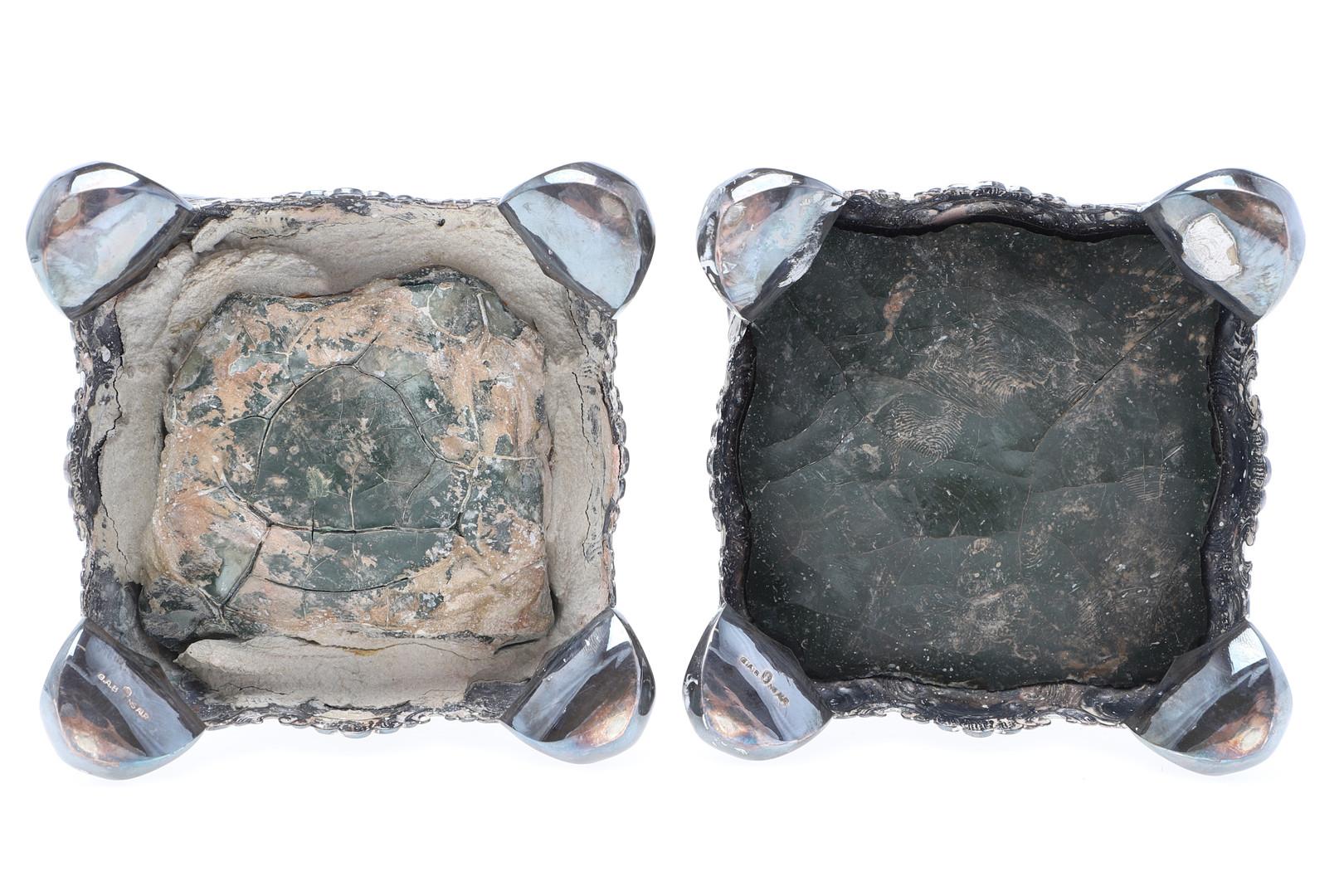 Antikes Silber CG Hallberg, ein Paar silberne Kerzenständer im Rokoko-Stil, gepresst, gegossen und ziseliert. Runde, geschwungene Füße mit Scharnier. Geprüft mit dem Kratztest, Höhe ca. 18 cm, Durchmesser 10 cm. Allumfassende C-Kurven in Relief,