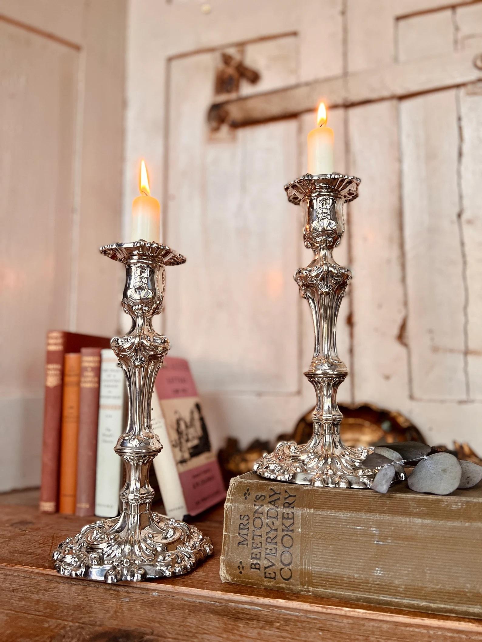 Antiguo par de candelabros de plata de ley de estilo rococó, años 1820 Renacimiento rococó en venta