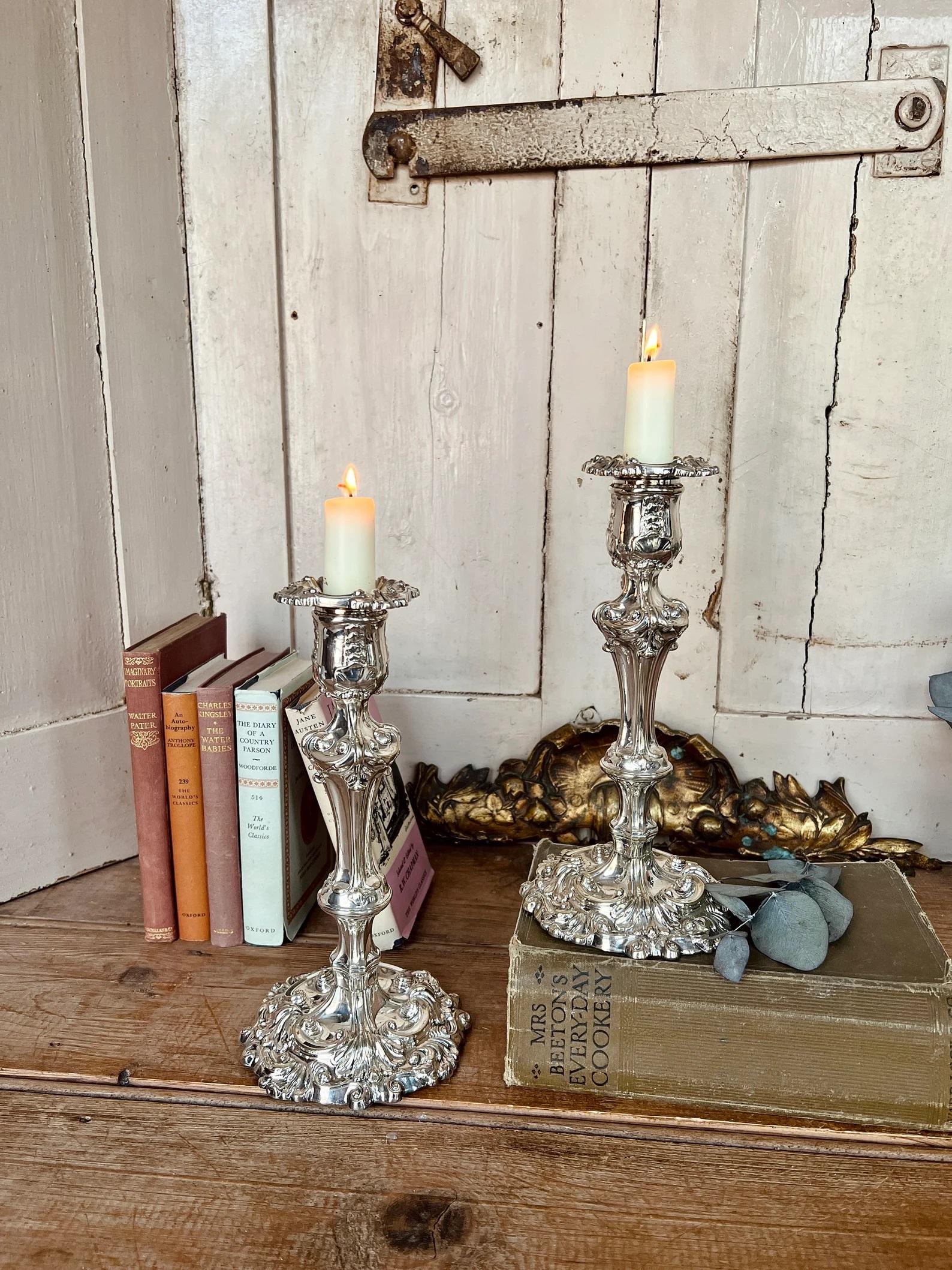 Antiguo par de candelabros de plata de ley de estilo rococó, años 1820 Inglés en venta