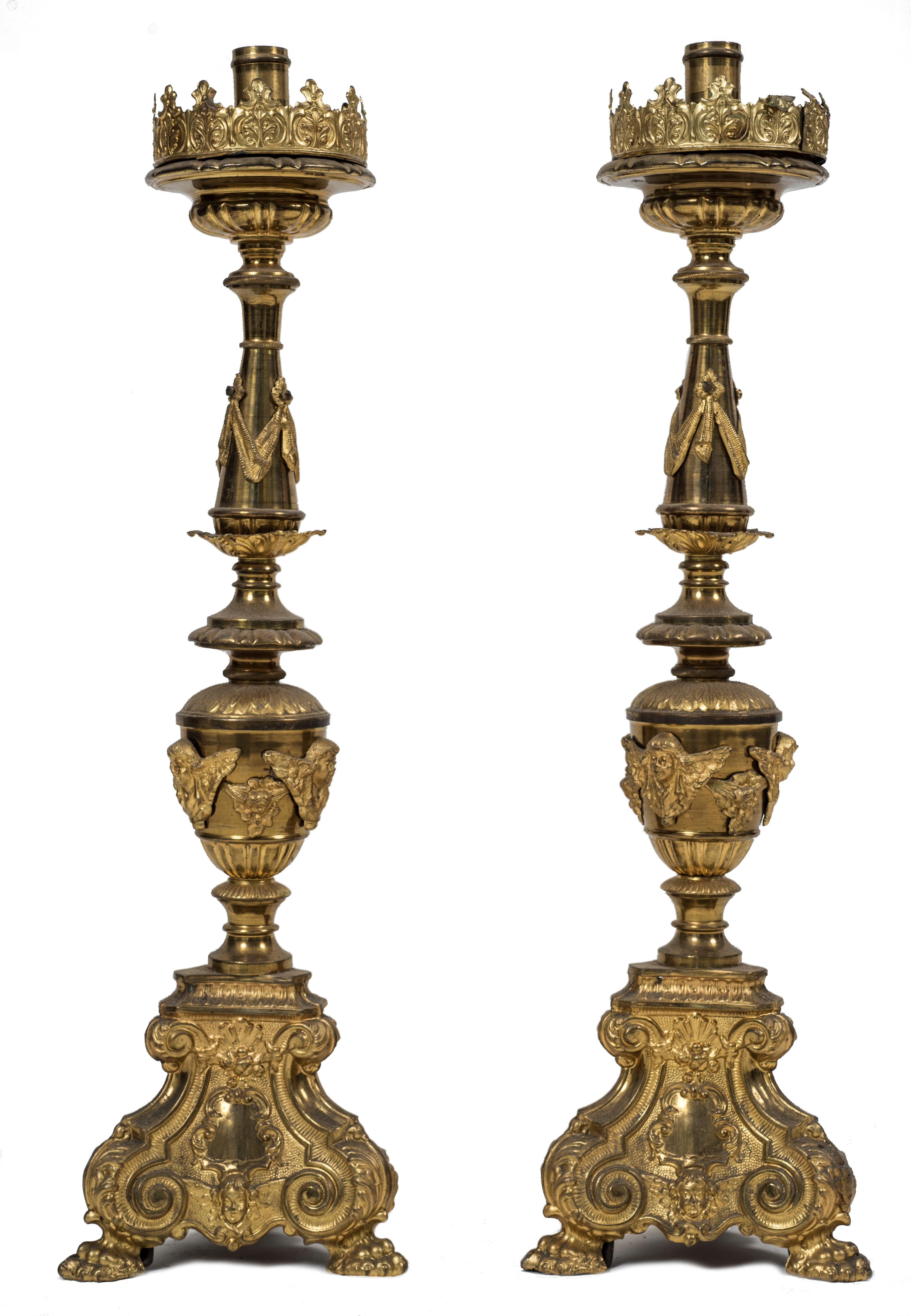 This pair of candlesticks is a beautiful decorative object in brass and gilded metal in Baroque style.
Realized at the end of the 18th century.

Very good conditions.

A very elegant couple of candleholders with precious decorations.

This