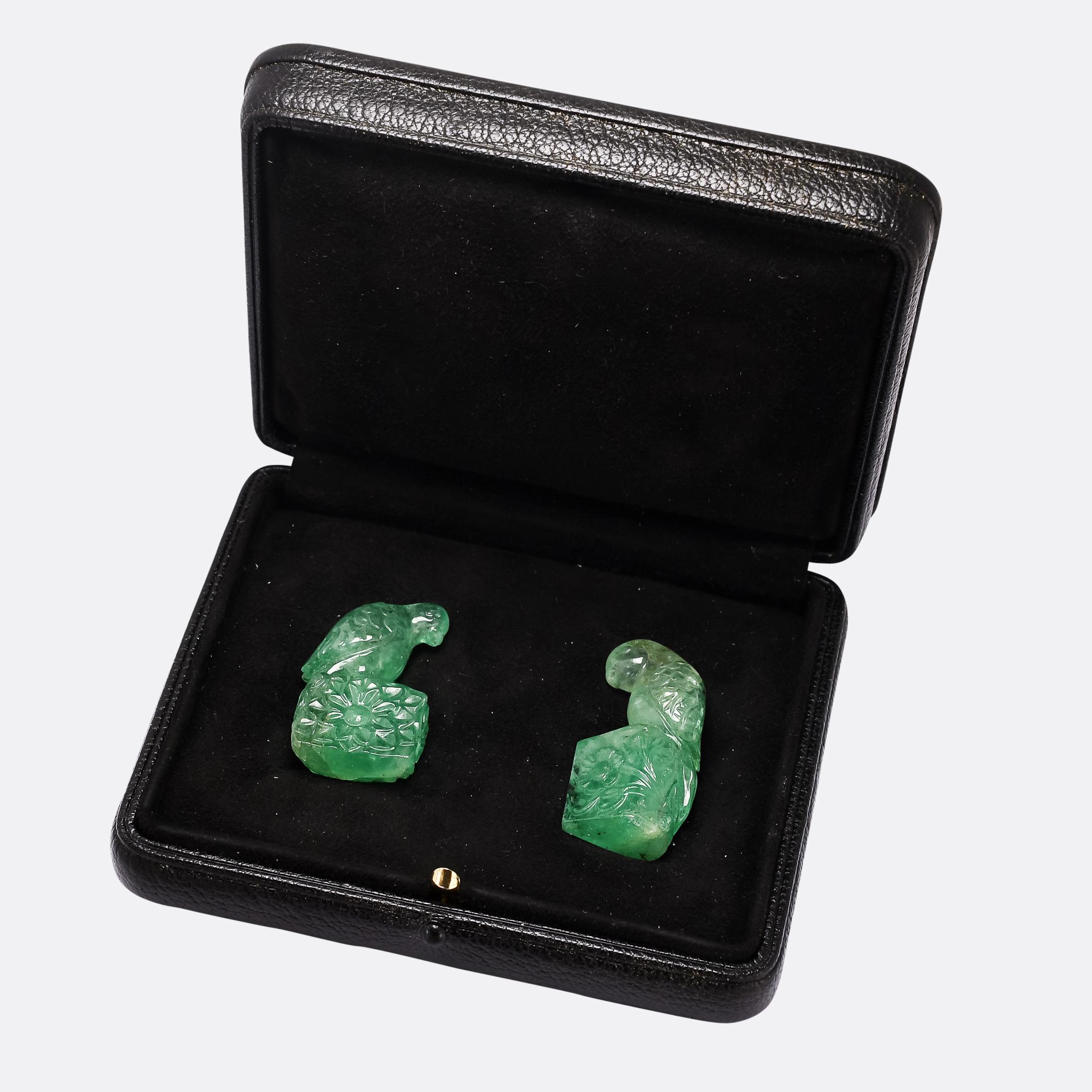 Antikes Paar geschnitzter Smaragd-Papageien (Cabochon) im Angebot