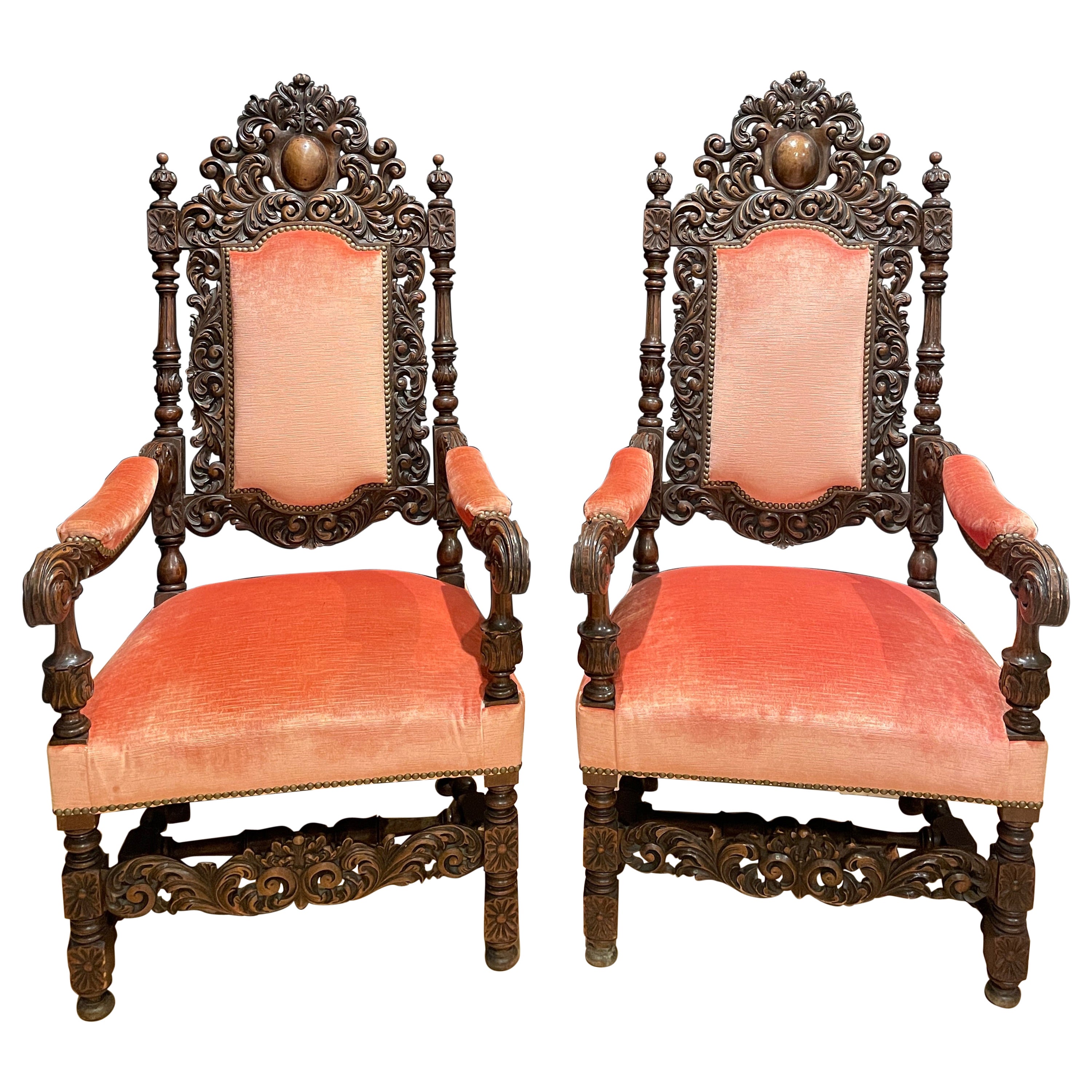 Antiquité - Paire de chaises à trône rococo en noyer sculpté