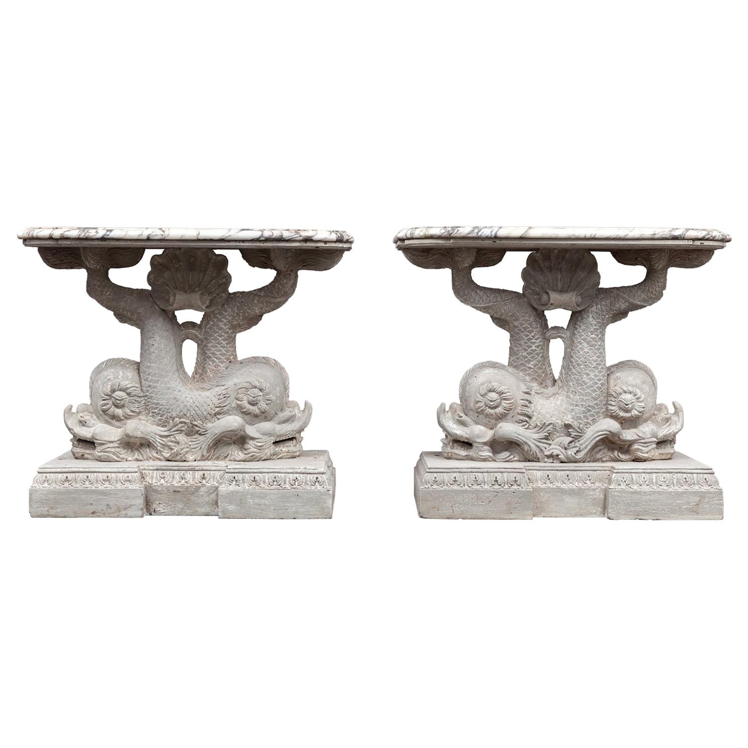 Antikes Paar geschnitzter Holz- Delphin-Tische mit Marmorplatten im Angebot