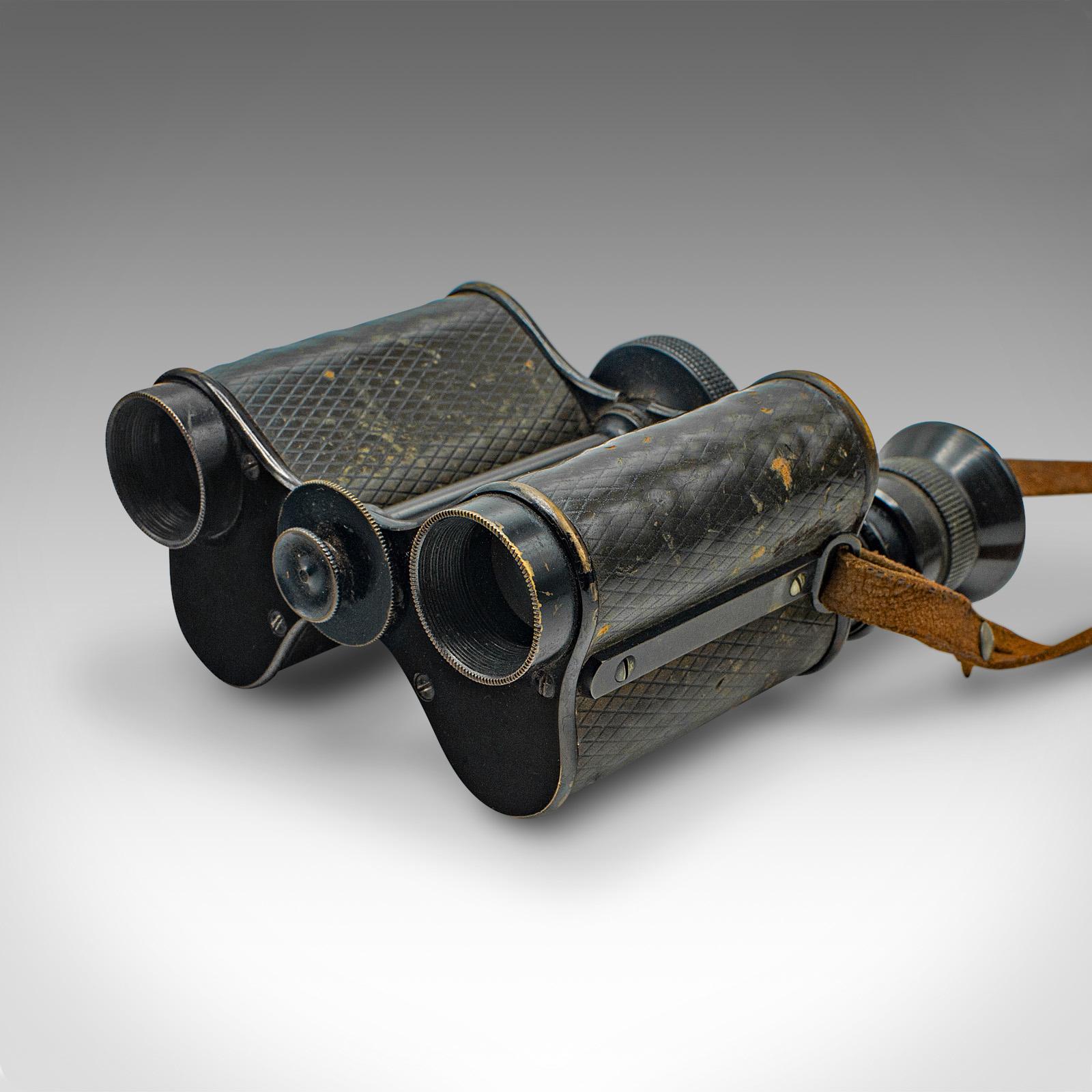 Il s'agit d'une paire de jumelles anciennes en boîtier. Instrument d'optique anglais en laiton émaillé, datant de la période victorienne, vers 1900.

Une belle exposition aux intempéries et une présentation dans un étui attrayant
Présentant une