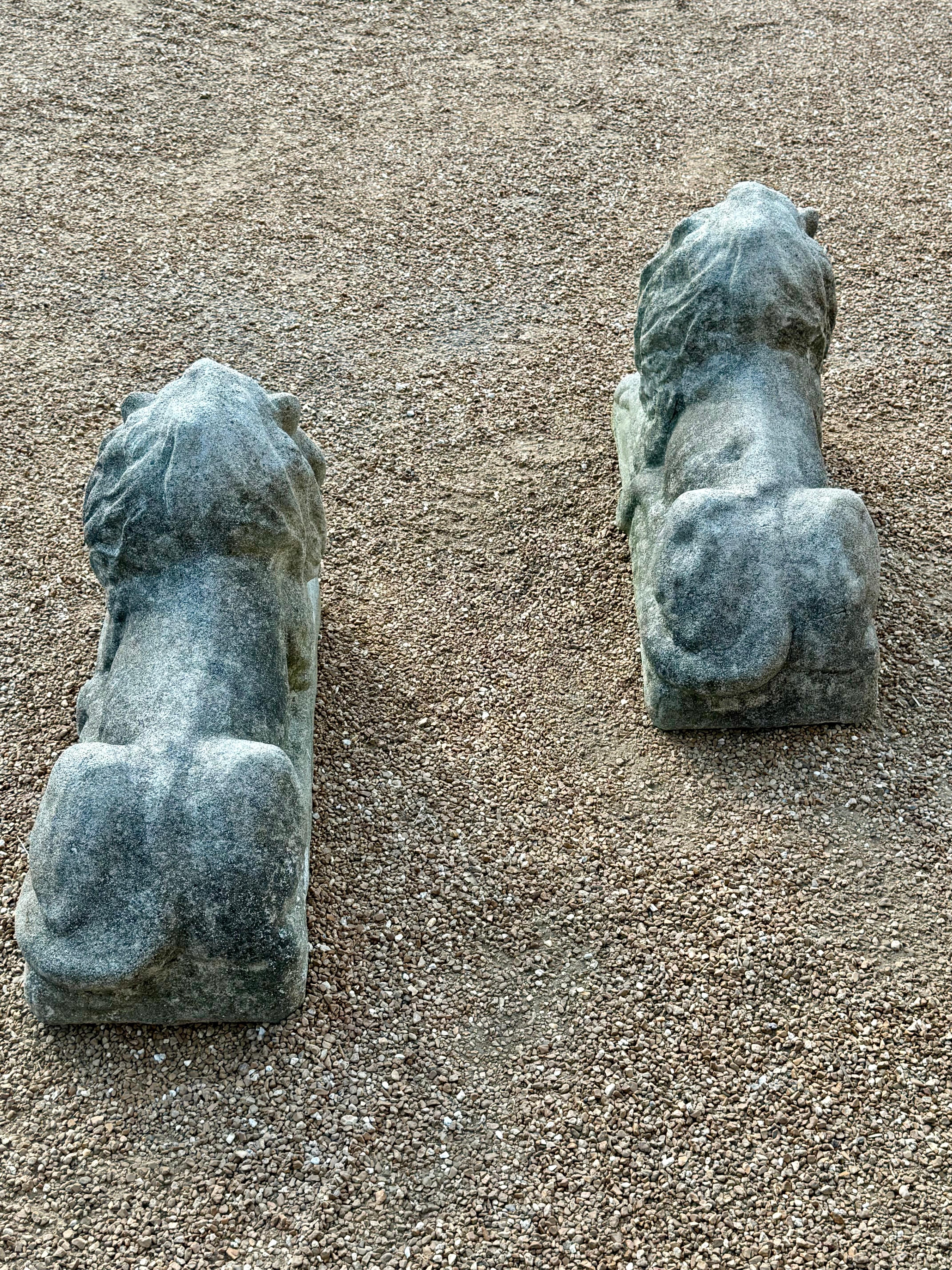 Ancienne paire de statues de lions de lions coulées d'entrée ou de jardin en vente 2