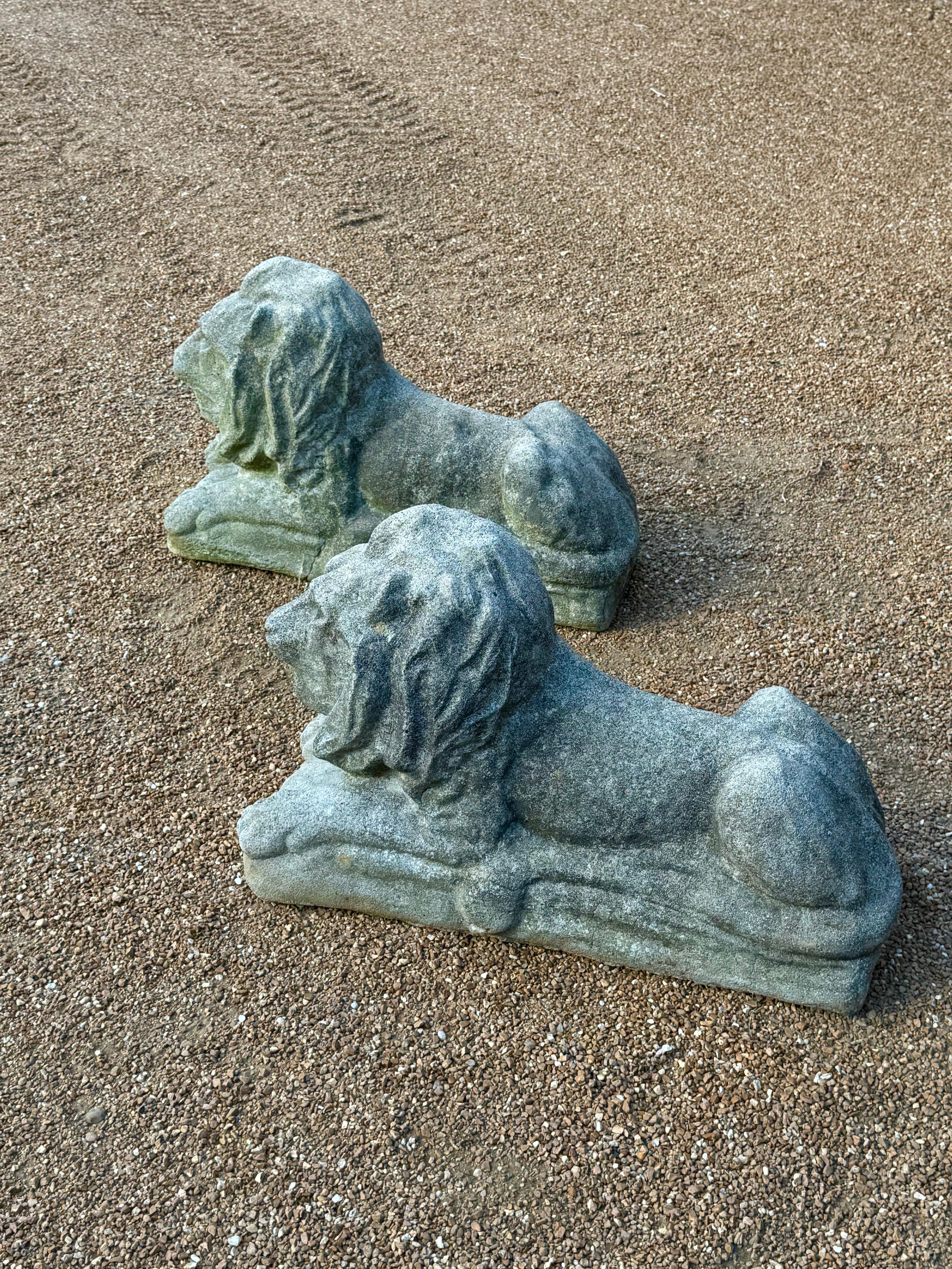 Ancienne paire de statues de lions de lions coulées d'entrée ou de jardin en vente 3