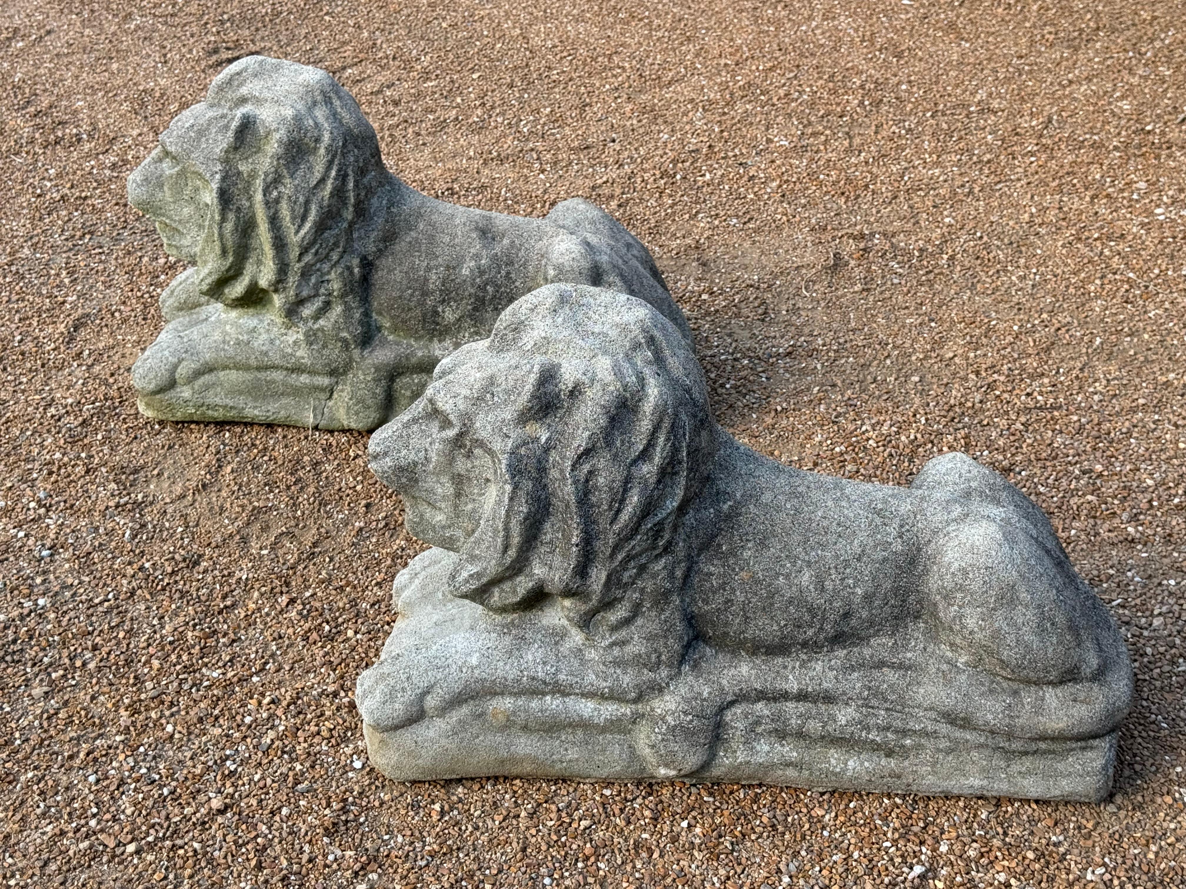 Ancienne paire de statues de lions de lions coulées d'entrée ou de jardin en vente 4