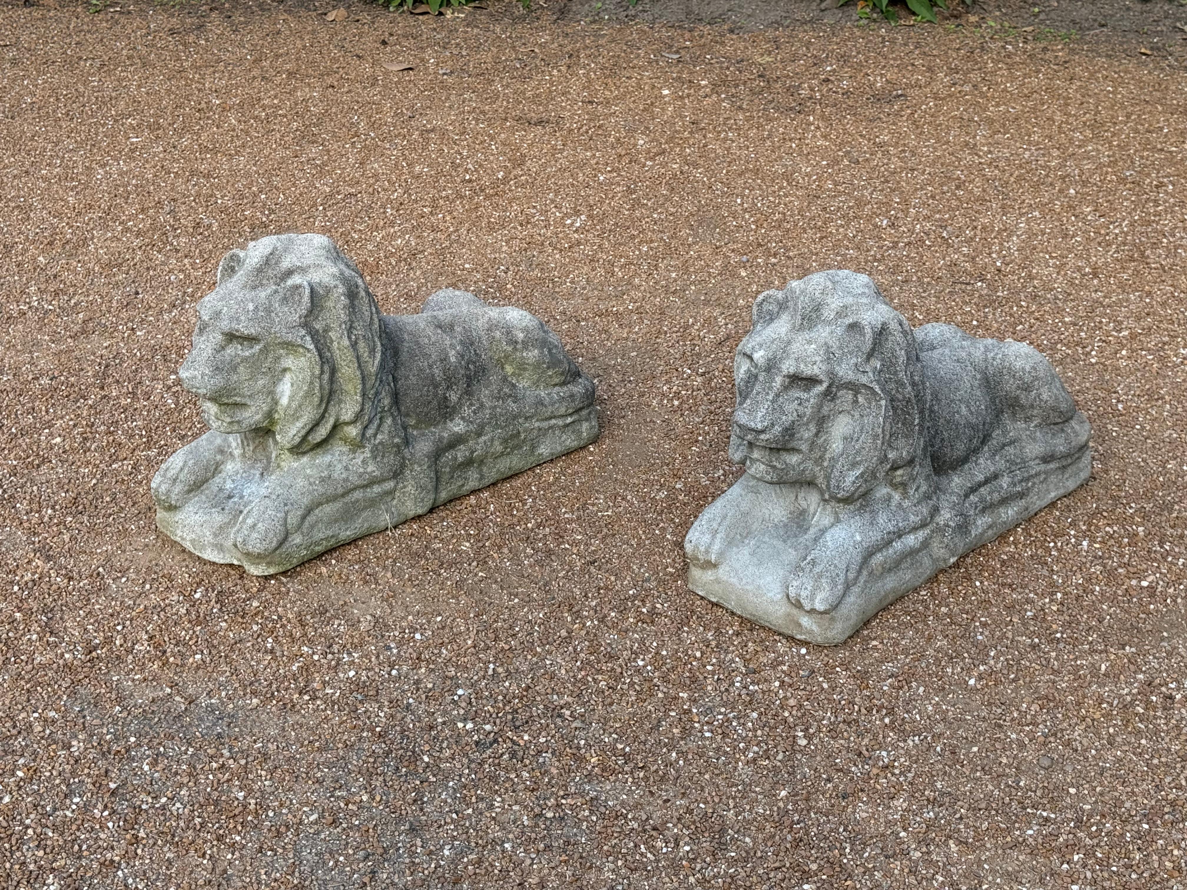 Ancienne paire de statues de lions de lions coulées d'entrée ou de jardin en vente 5