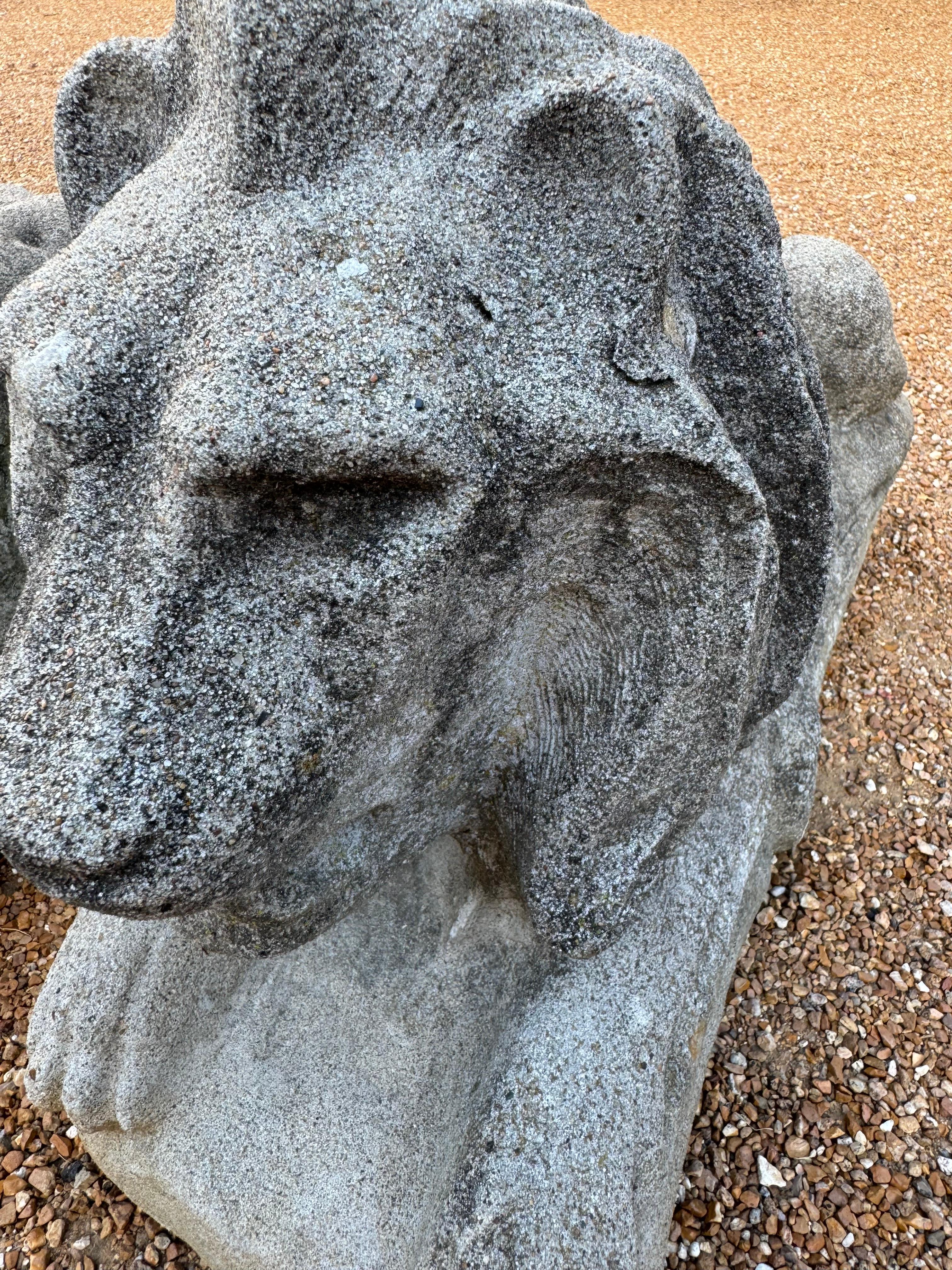 Ancienne paire de statues de lions de lions coulées d'entrée ou de jardin en vente 6