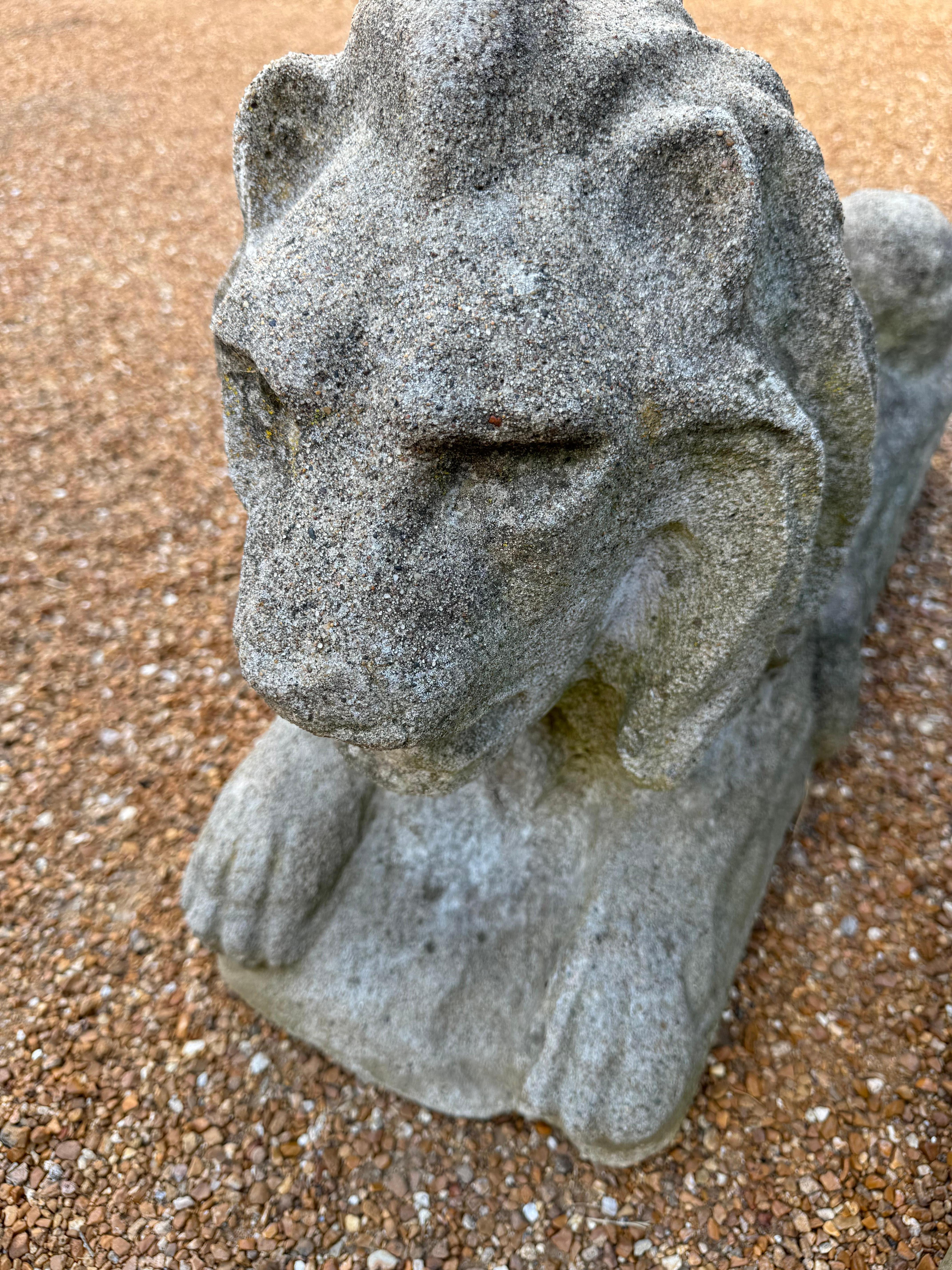Ancienne paire de statues de lions de lions coulées d'entrée ou de jardin en vente 7