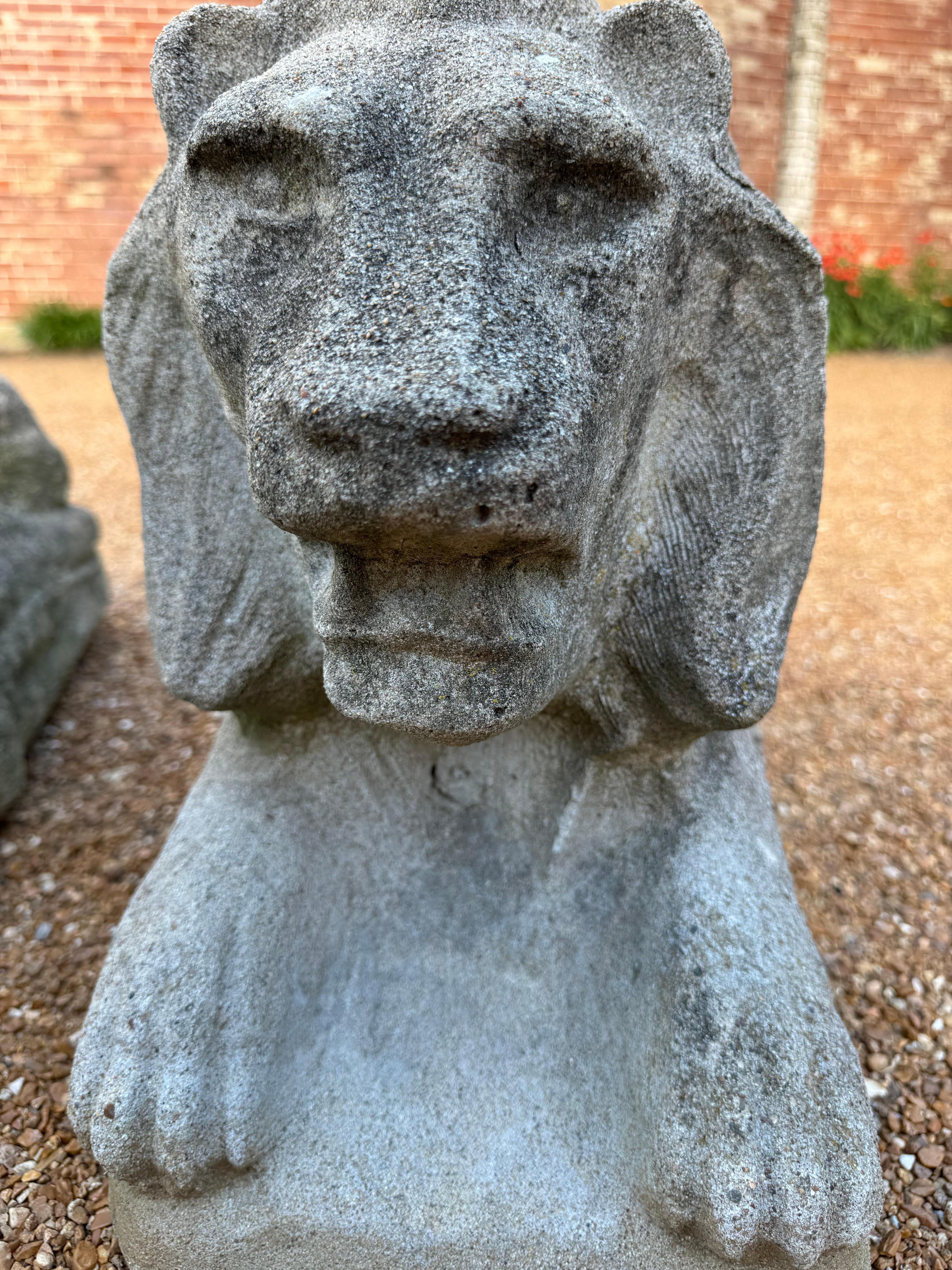 Ancienne paire de statues de lions de lions coulées d'entrée ou de jardin en vente 8