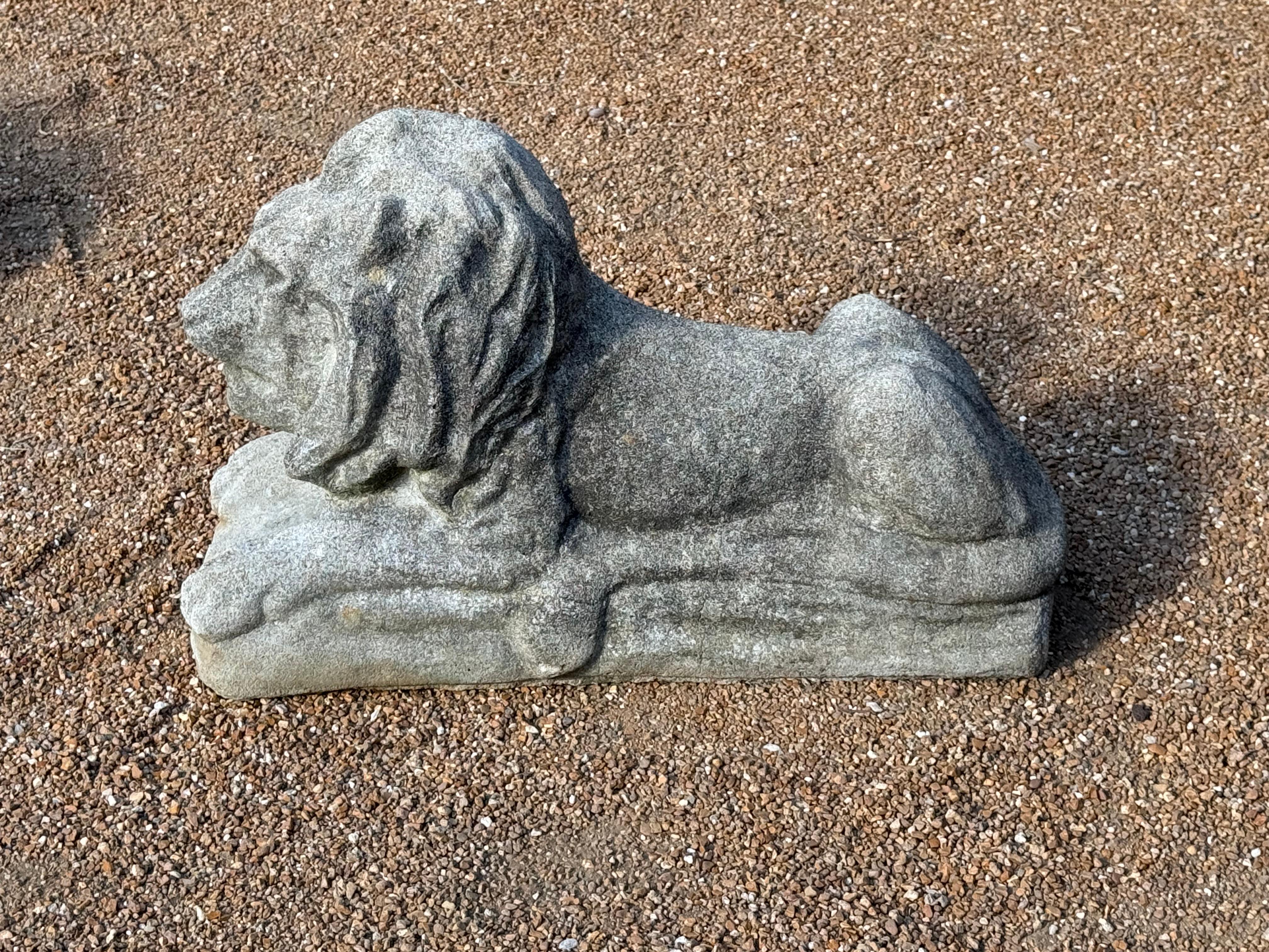 

Belle paire de statues de Lions couchés en pierre ancienne, parfaites pour l'entrée ou le jardin. Belle patine d'âge.  
