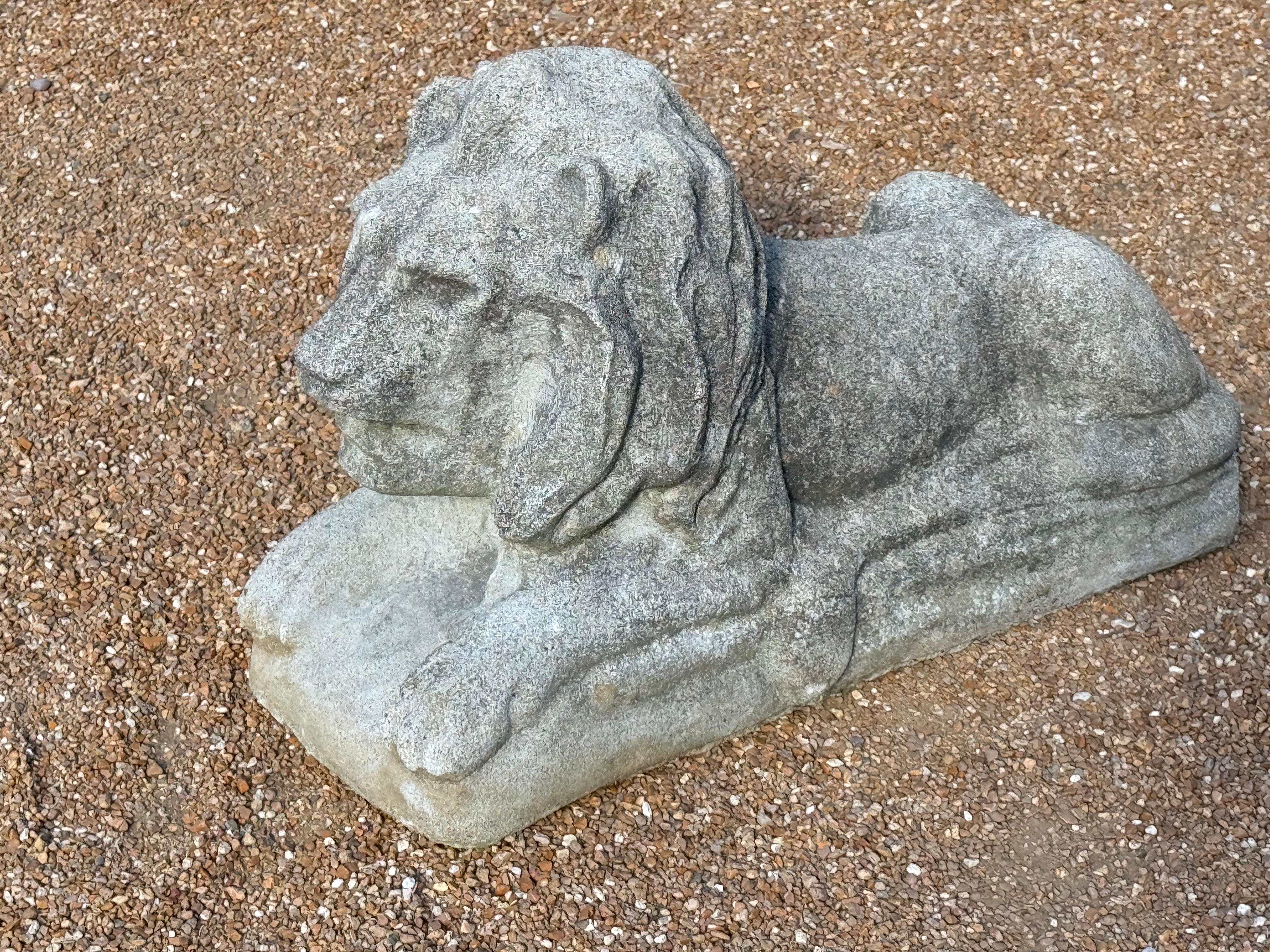 Inconnu Ancienne paire de statues de lions de lions coulées d'entrée ou de jardin en vente
