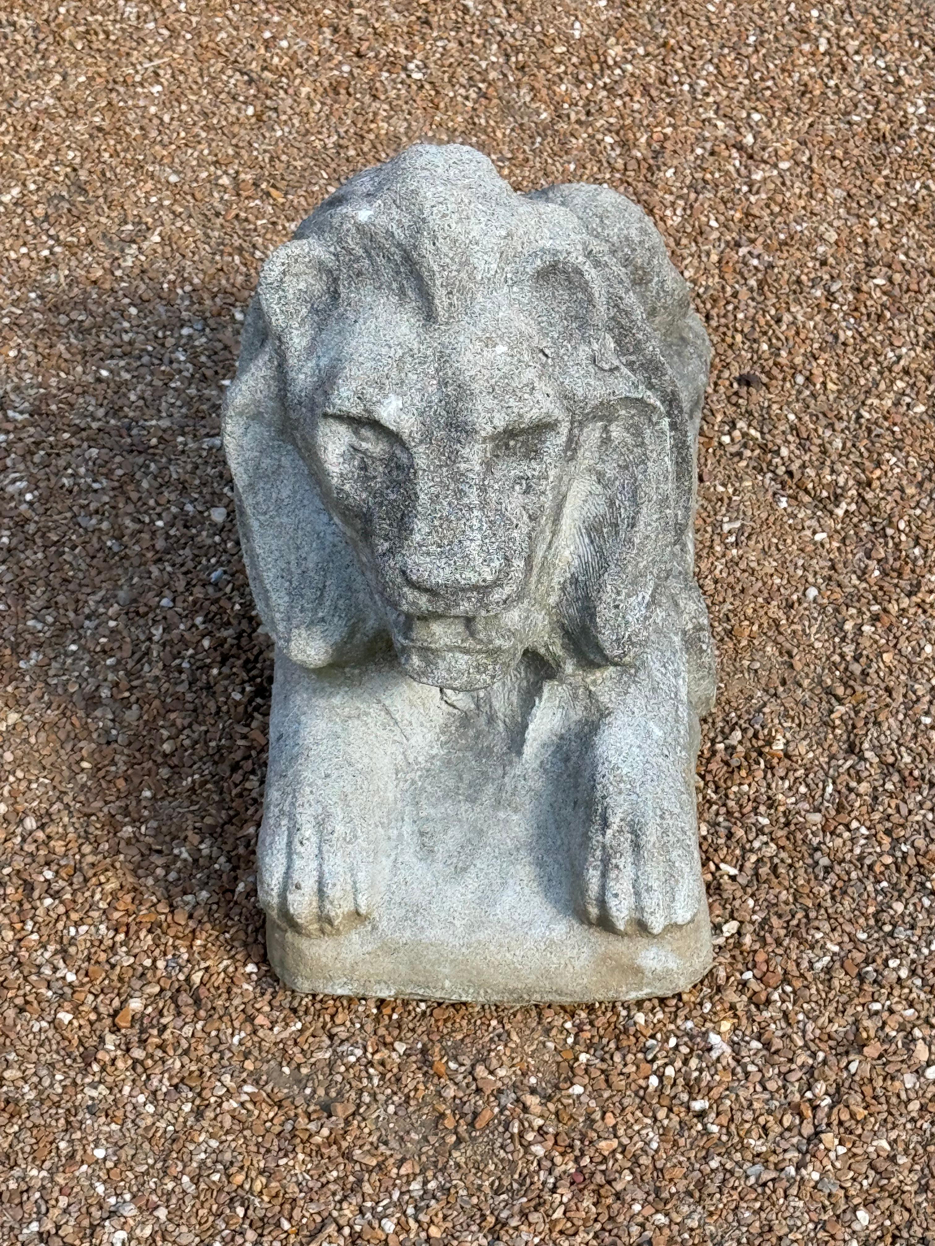 Moulage Ancienne paire de statues de lions de lions coulées d'entrée ou de jardin en vente