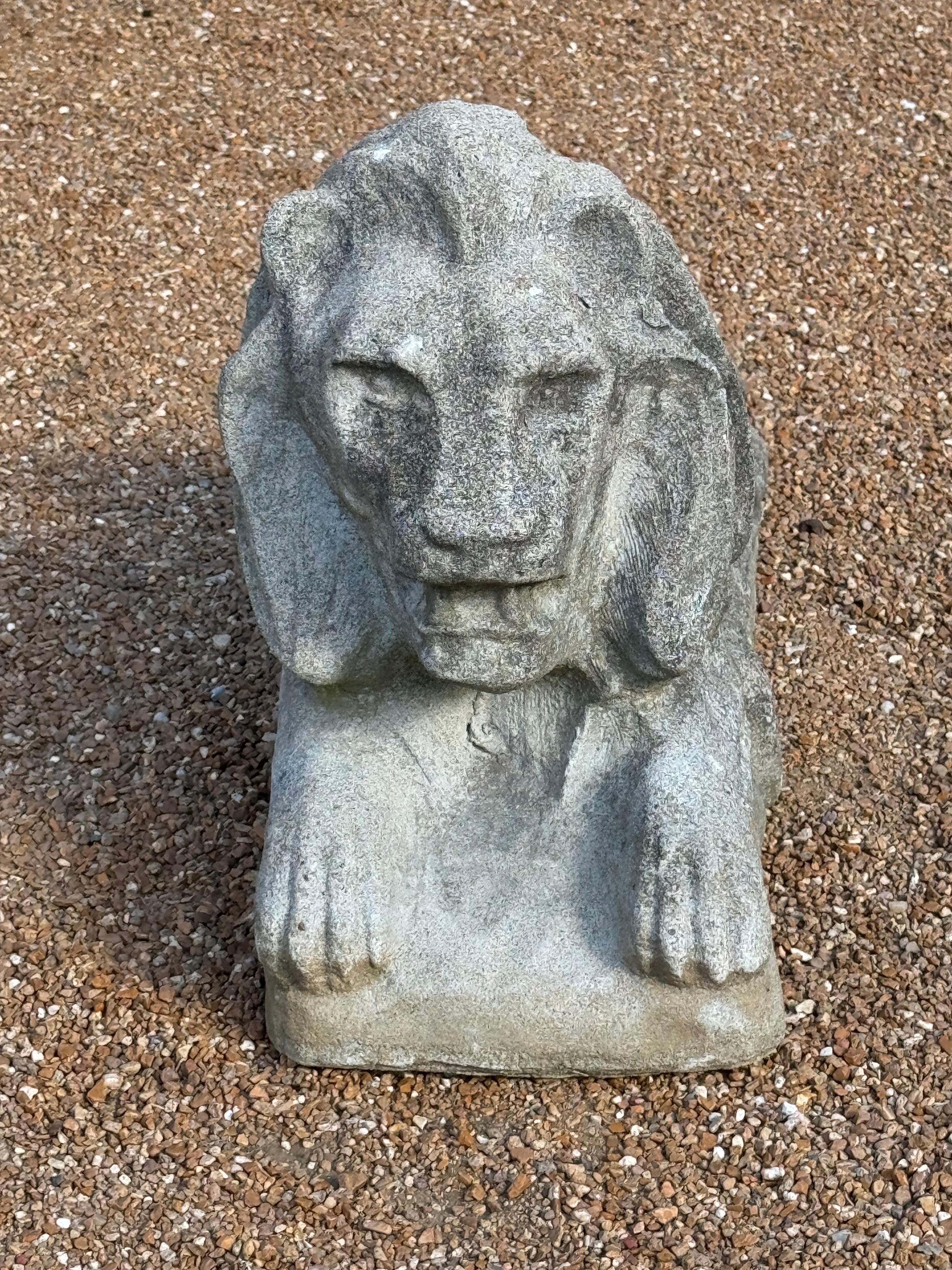 Ancienne paire de statues de lions de lions coulées d'entrée ou de jardin Bon état - En vente à St. Louis, MO