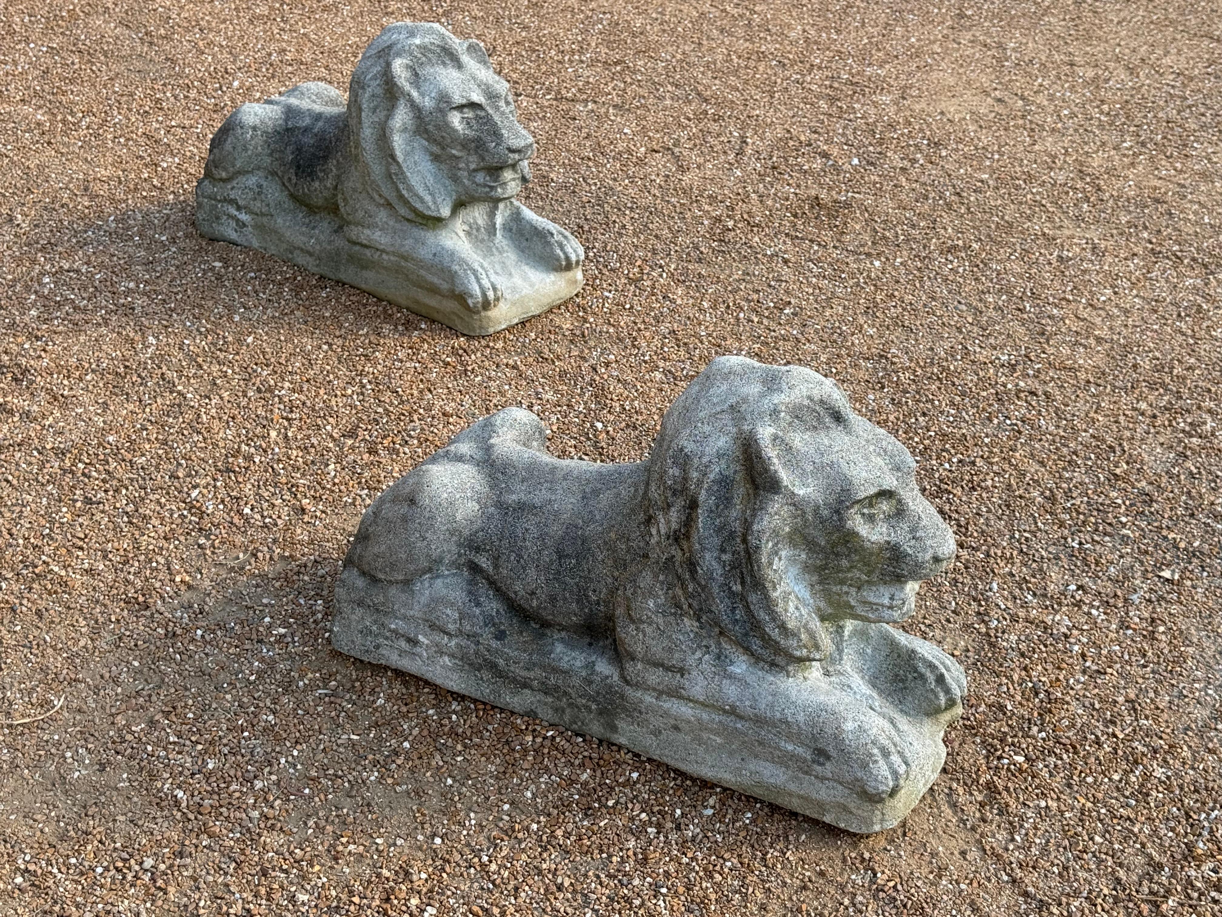 Pierre artificielle Ancienne paire de statues de lions de lions coulées d'entrée ou de jardin en vente
