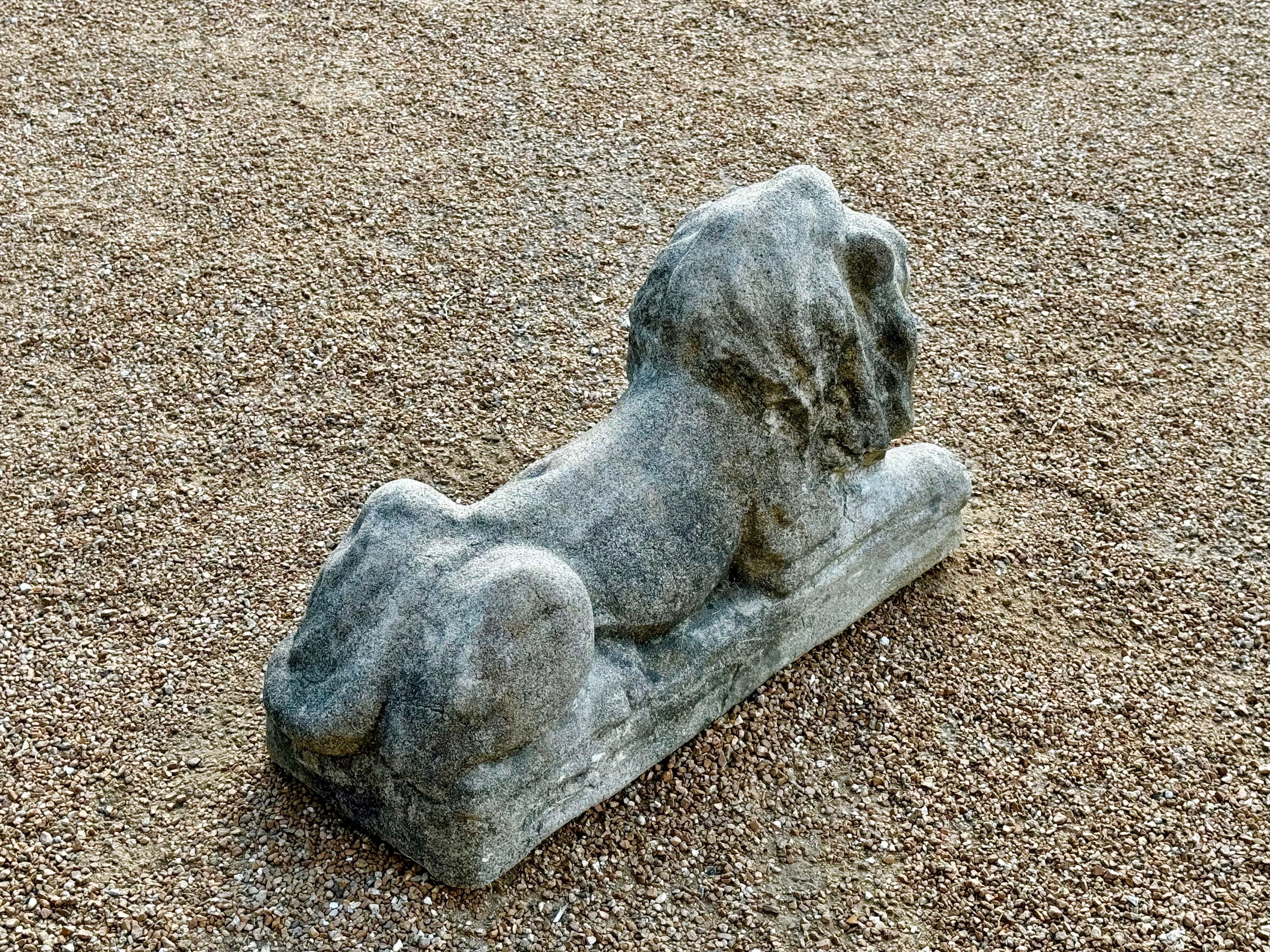 Ancienne paire de statues de lions de lions coulées d'entrée ou de jardin en vente 1