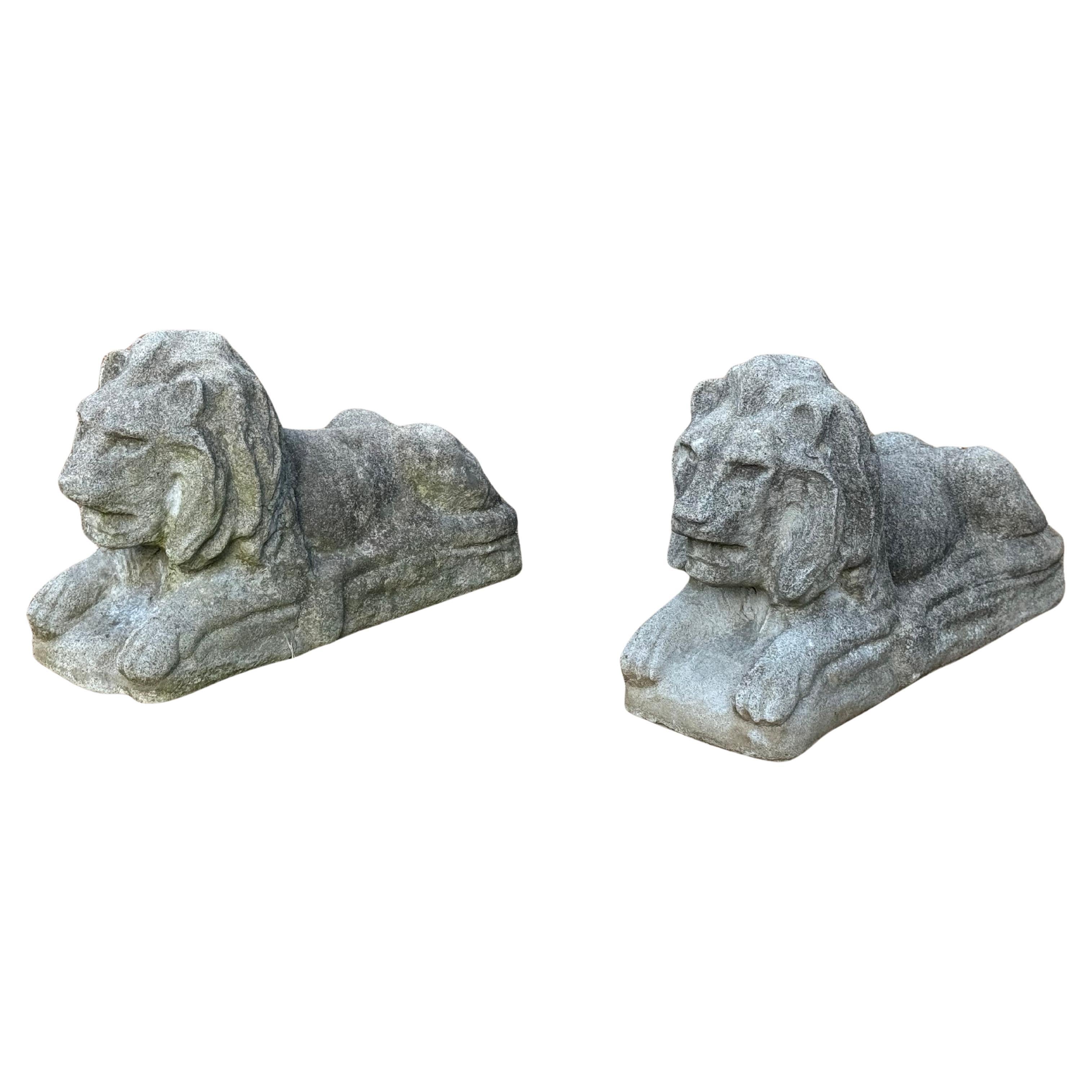 Pareja antigua de estatuas yacentes de leones de piedra para la entrada o el jardín