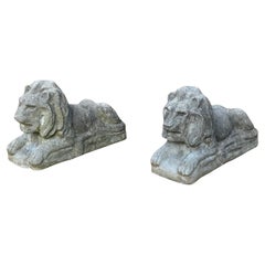 Pareja antigua de estatuas yacentes de leones de piedra para la entrada o el jardín