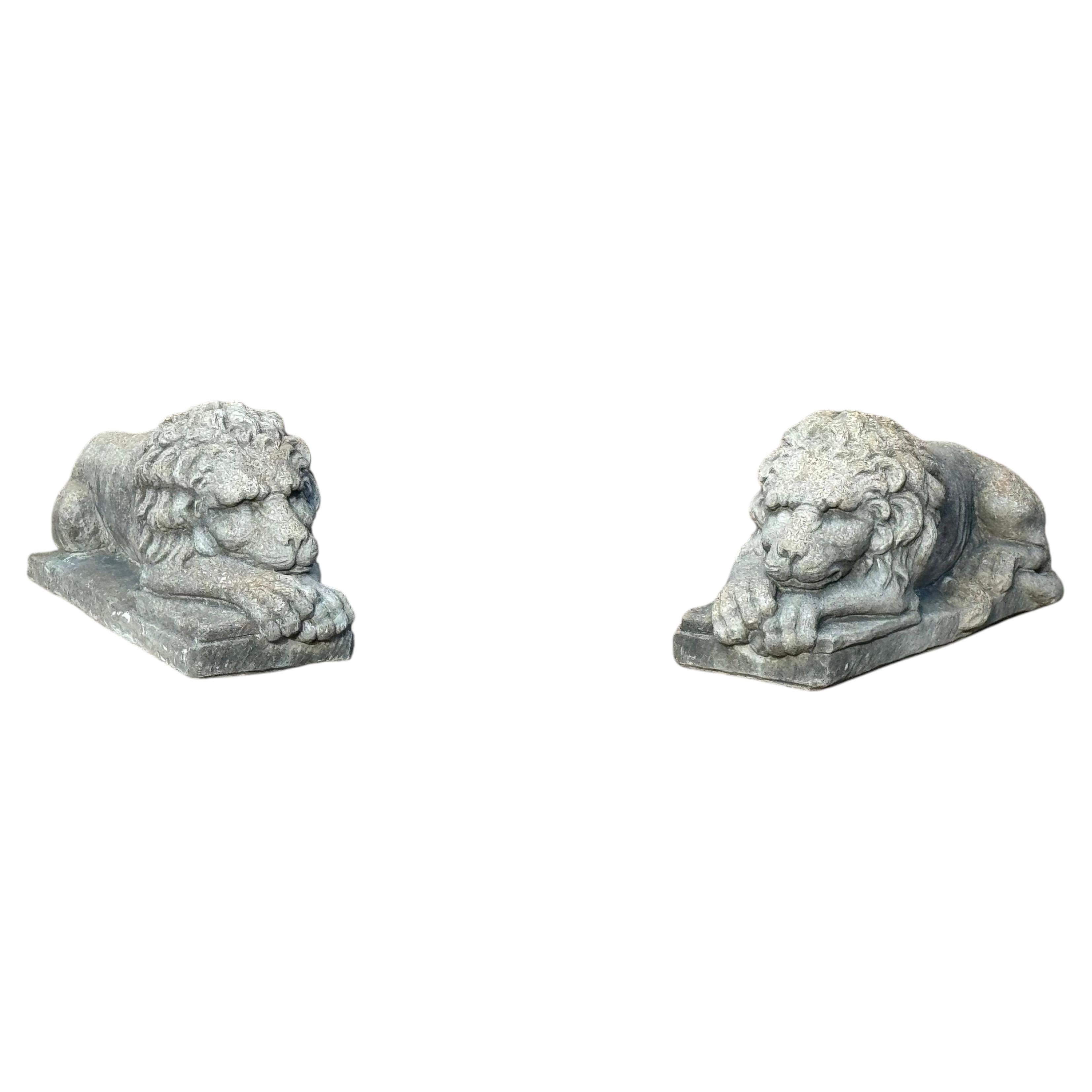 Ancienne paire de statues de lion couché en pierre moulée pour entrée ou jardin
