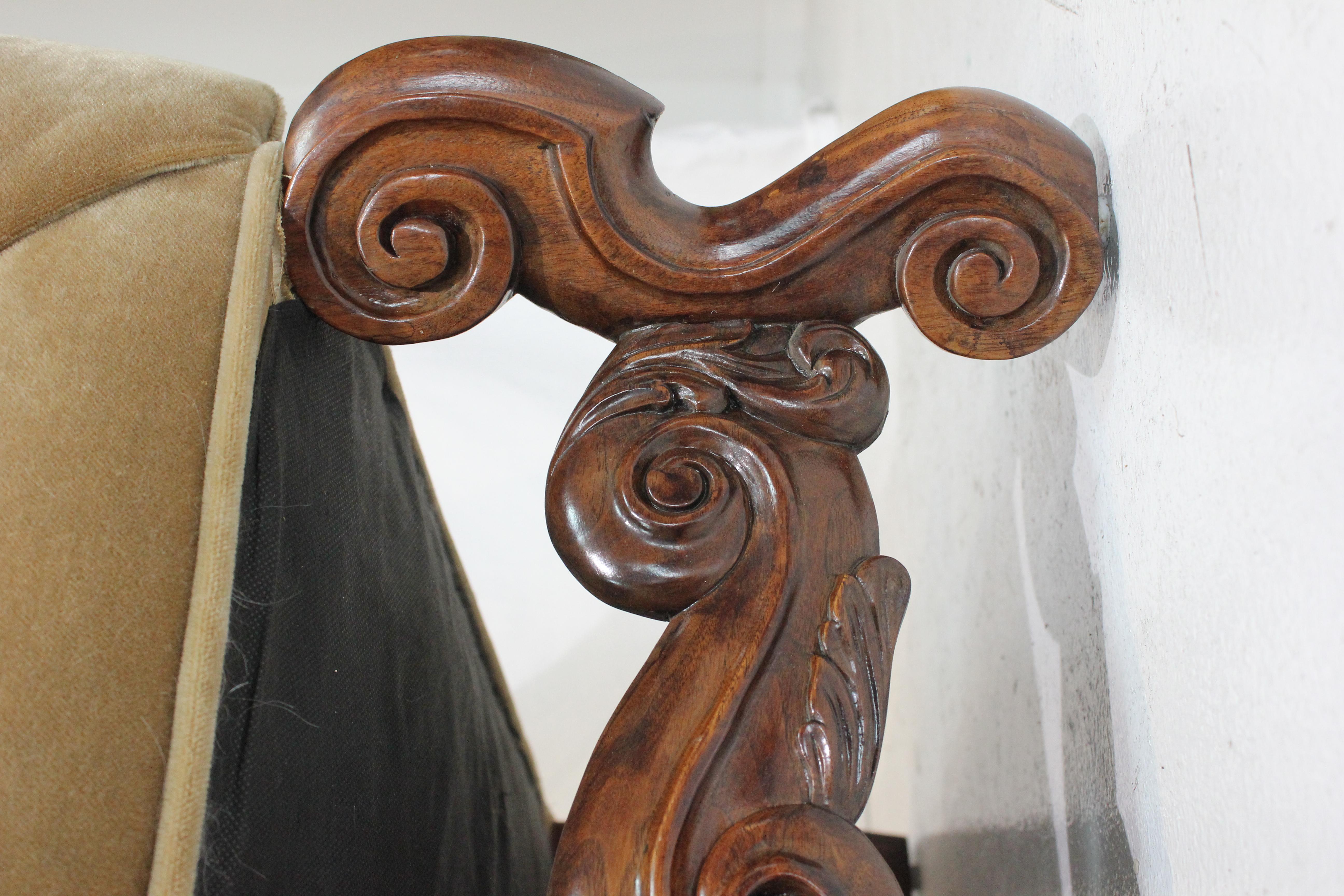 Duvet Antiquité Paire de canapés en noyer sculpté et tissu en mohair de style Charles II Circa 1900 en vente