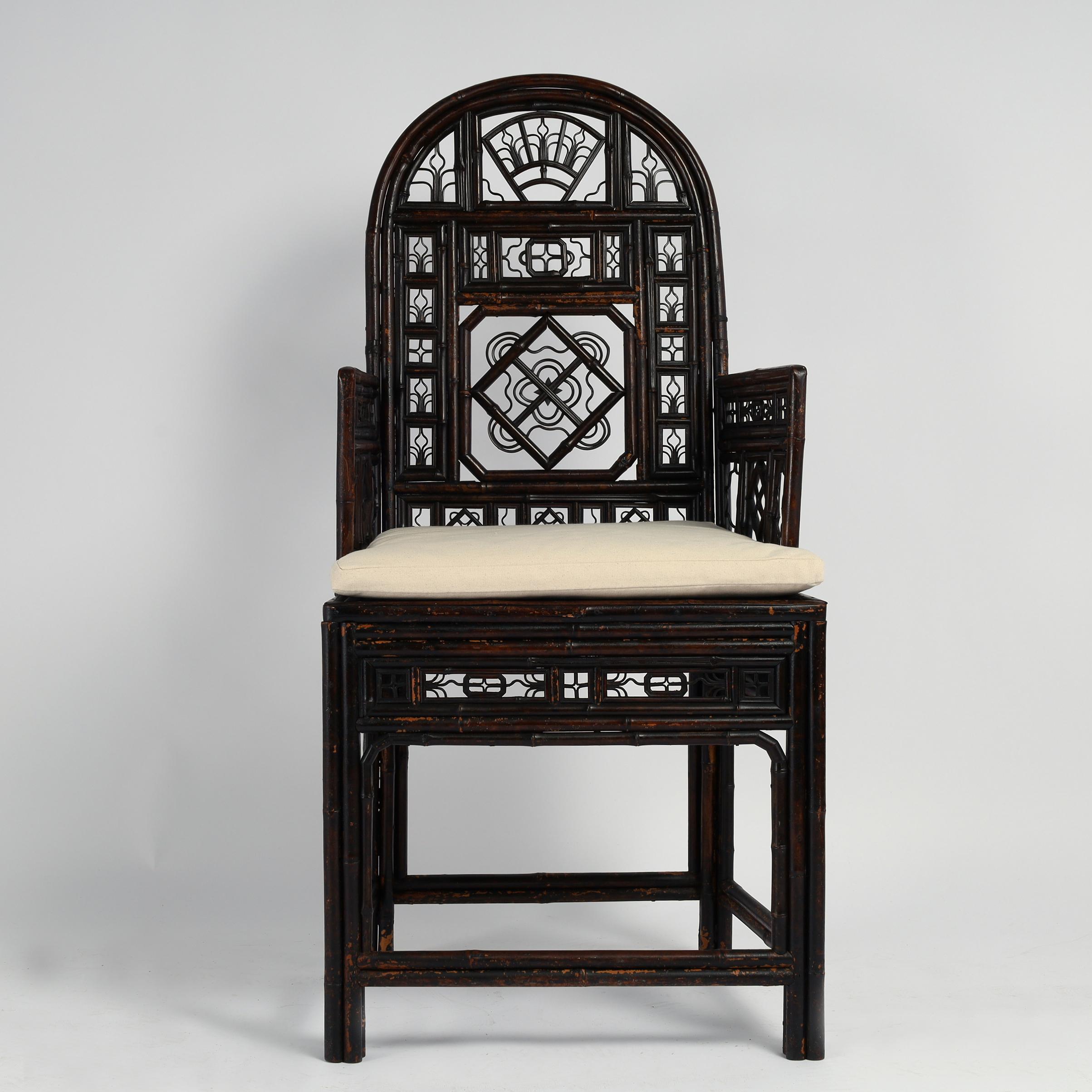 Impressionnantes chaises chinoises du XIXe siècle fabriquées à la main en bambou et en bambou courbé avec une finition vieillie à la perfection. Elles présentent des motifs symboliques en rotin sur le dossier et les côtés, des sièges en gazon sous