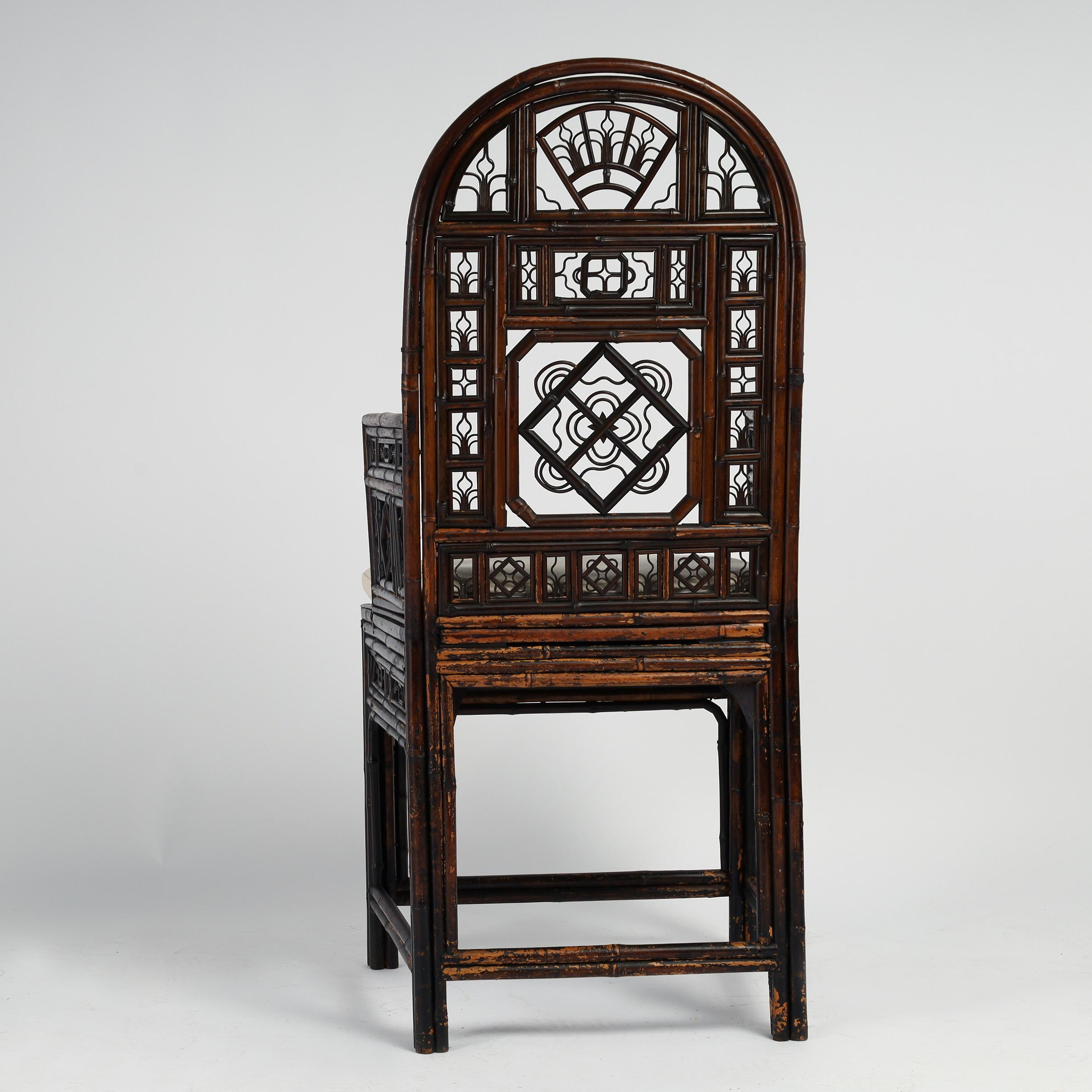 Chinois Ancienne paire de chaises chinoises en bambou de style Pavillion de Brighton en vente