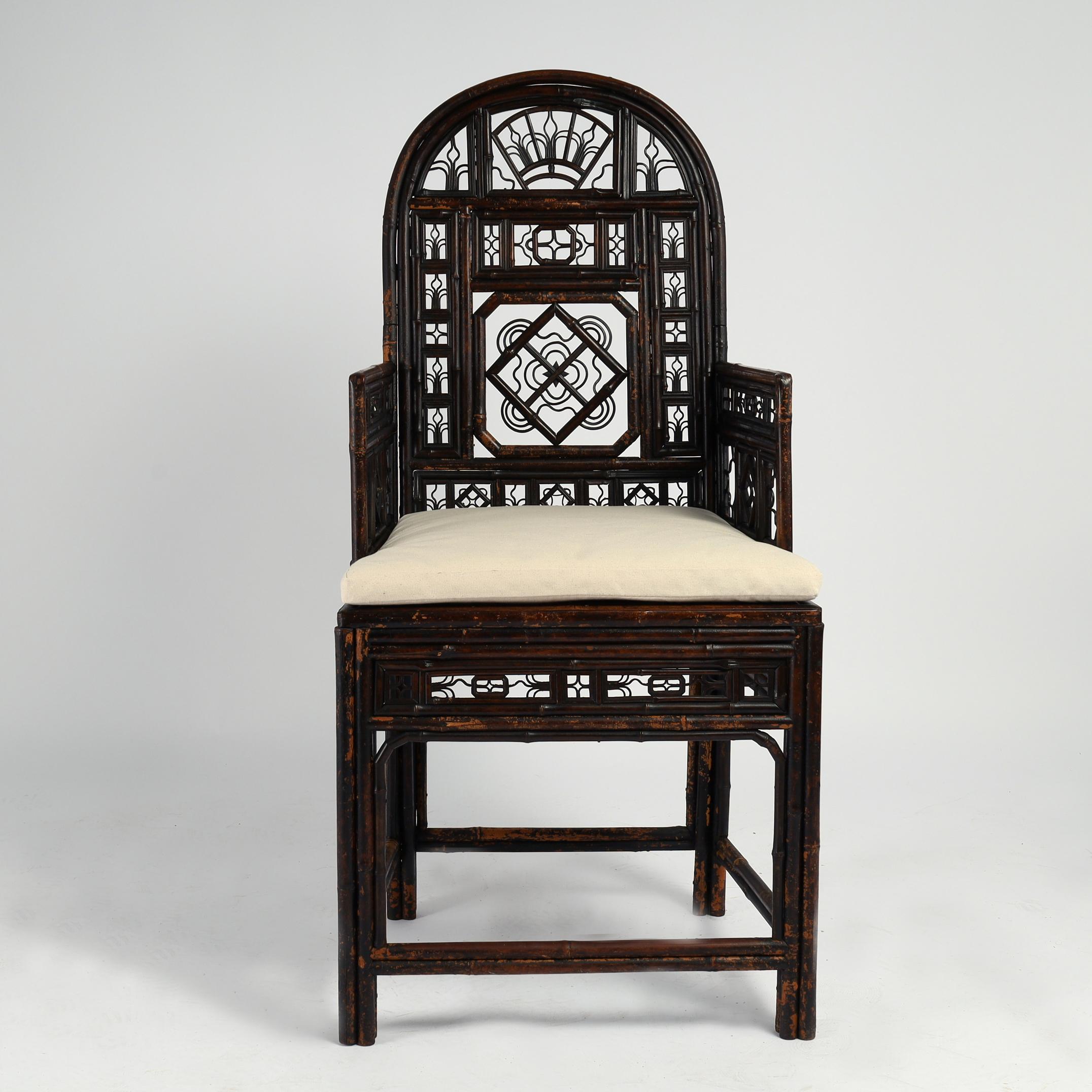 Toile de ramie Ancienne paire de chaises chinoises en bambou de style Pavillion de Brighton en vente