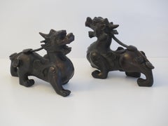 Ancienne paire de chiens de chasse en bronze de Chine, avec de bons détails et couleurs, début du 20ème siècle.
