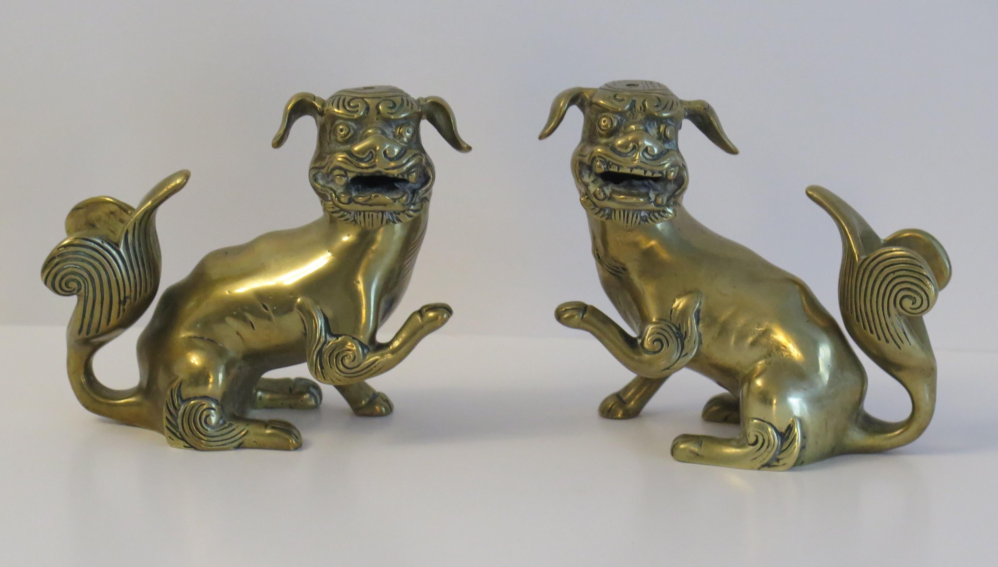 Antikes Paar chinesischer Bronze- Foo-Hunde, gut detailliert, Qing, frühes 19. Jahrhundert (Qing-Dynastie) im Angebot