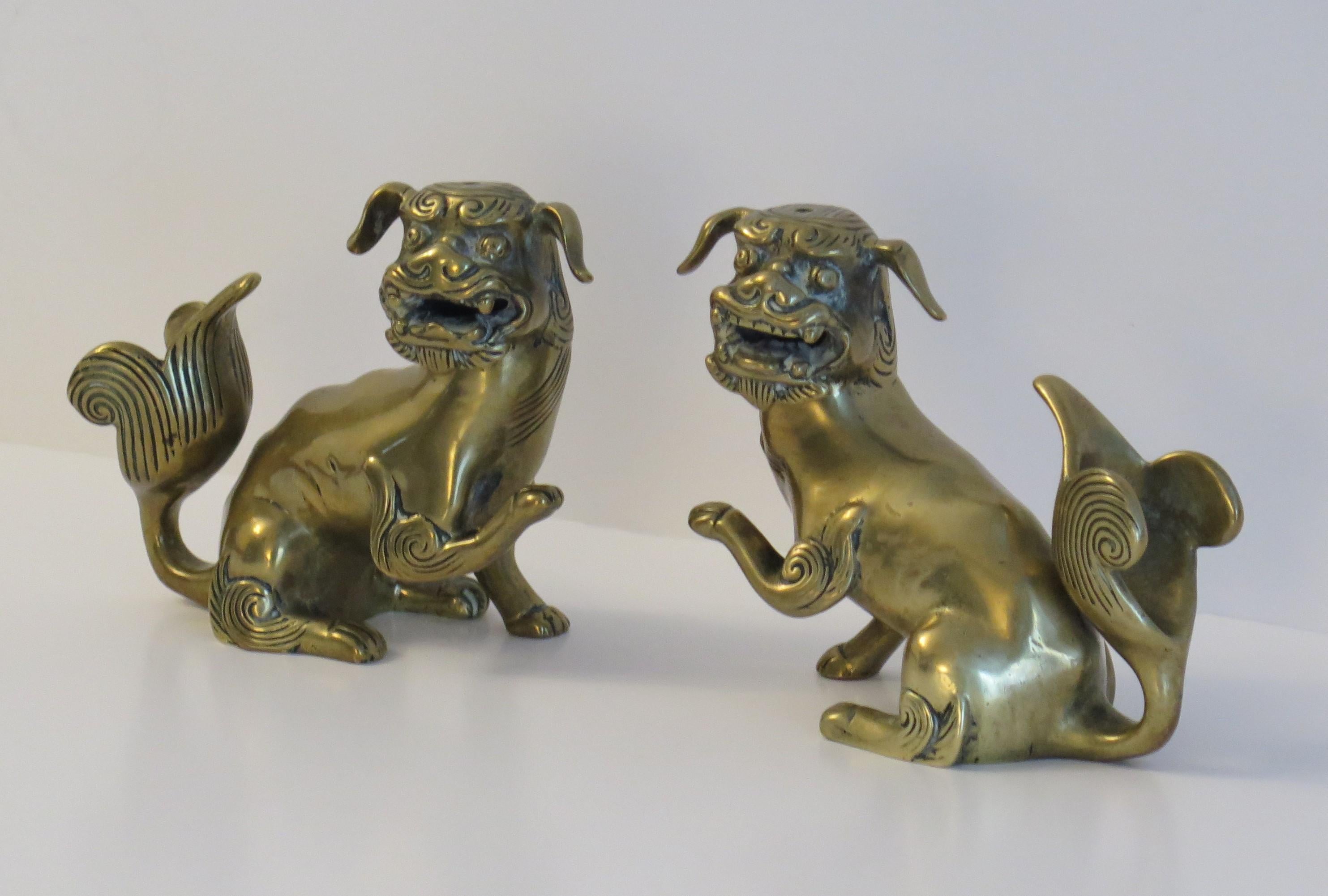 Antikes Paar chinesischer Bronze- Foo-Hunde, gut detailliert, Qing, frühes 19. Jahrhundert (Gegossen) im Angebot