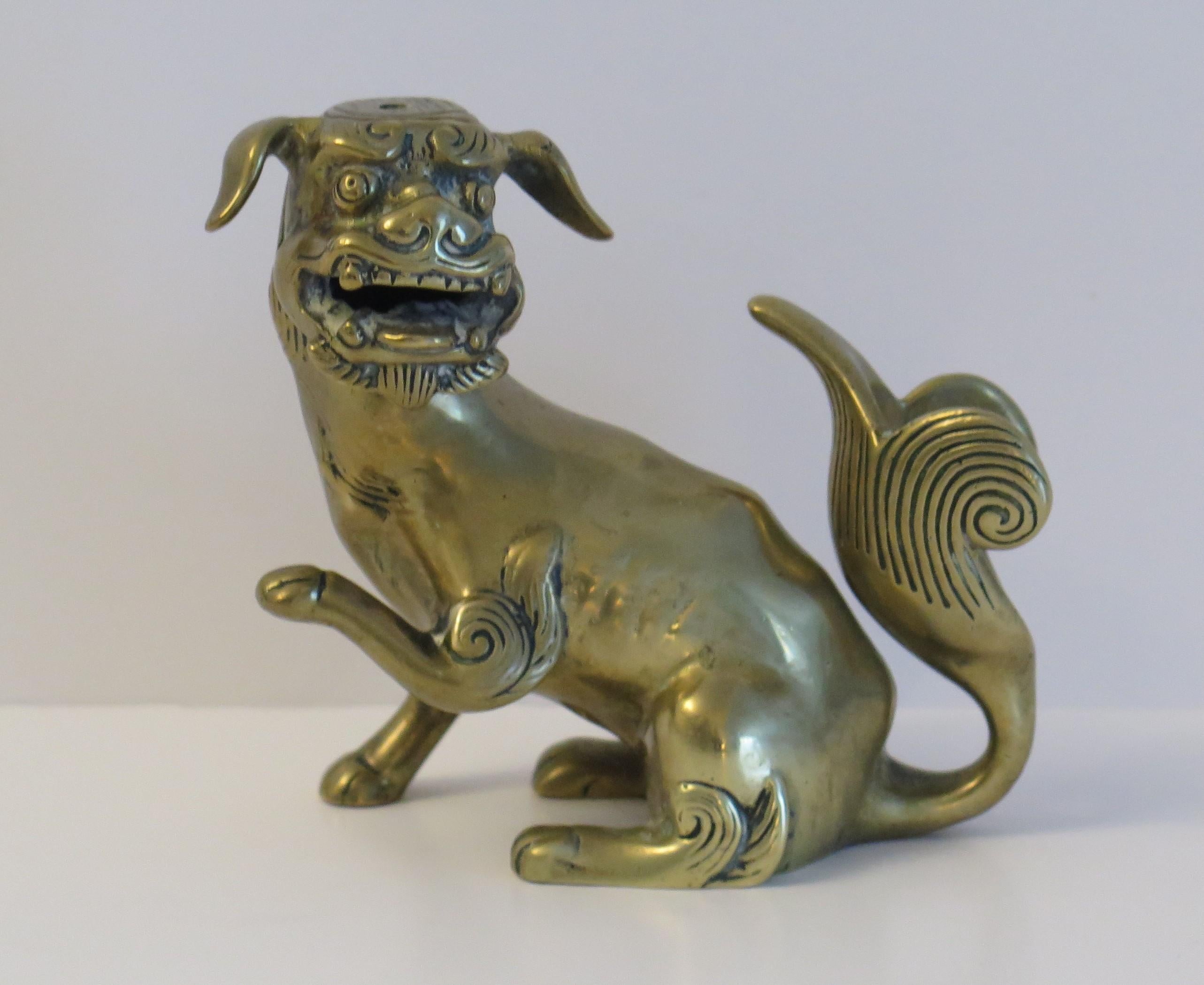 Antikes Paar chinesischer Bronze- Foo-Hunde, gut detailliert, Qing, frühes 19. Jahrhundert im Angebot 3