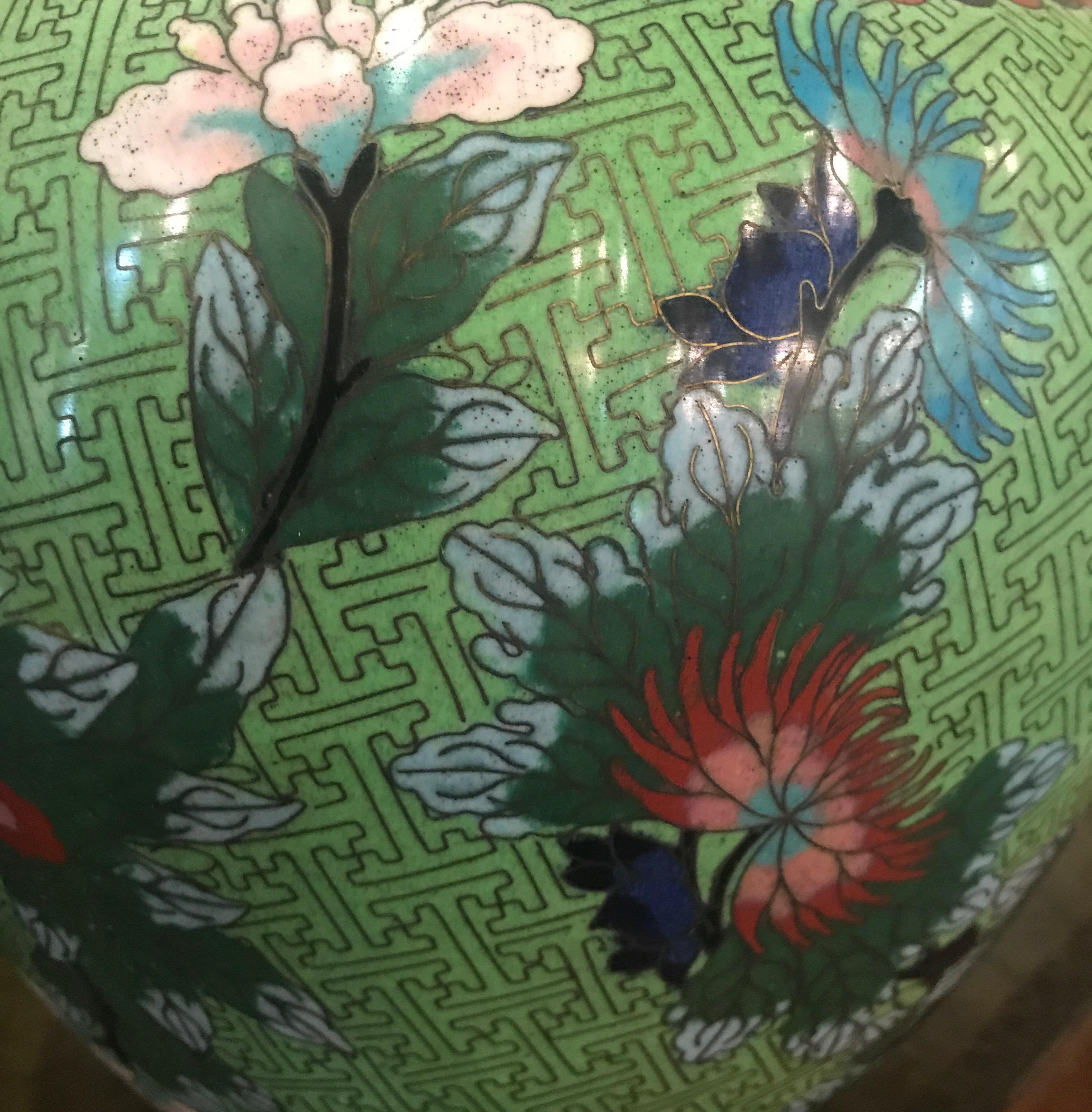 Antique Pair of Chinese Bulbous Vases In Good Condition In Lambertville, NJ