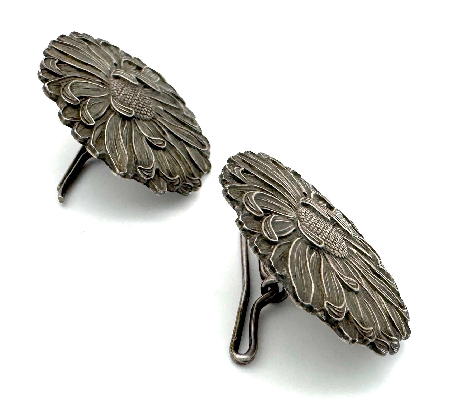 Cette rare paire de boutons chinois en argent a été créée dans le dernier quart du XIXe siècle. Le revers porte une marque imprimée, des signes dans un rectangle vertical. On ne peut que supposer qu'il s'agit d'une marque d'argent. Un bouton a