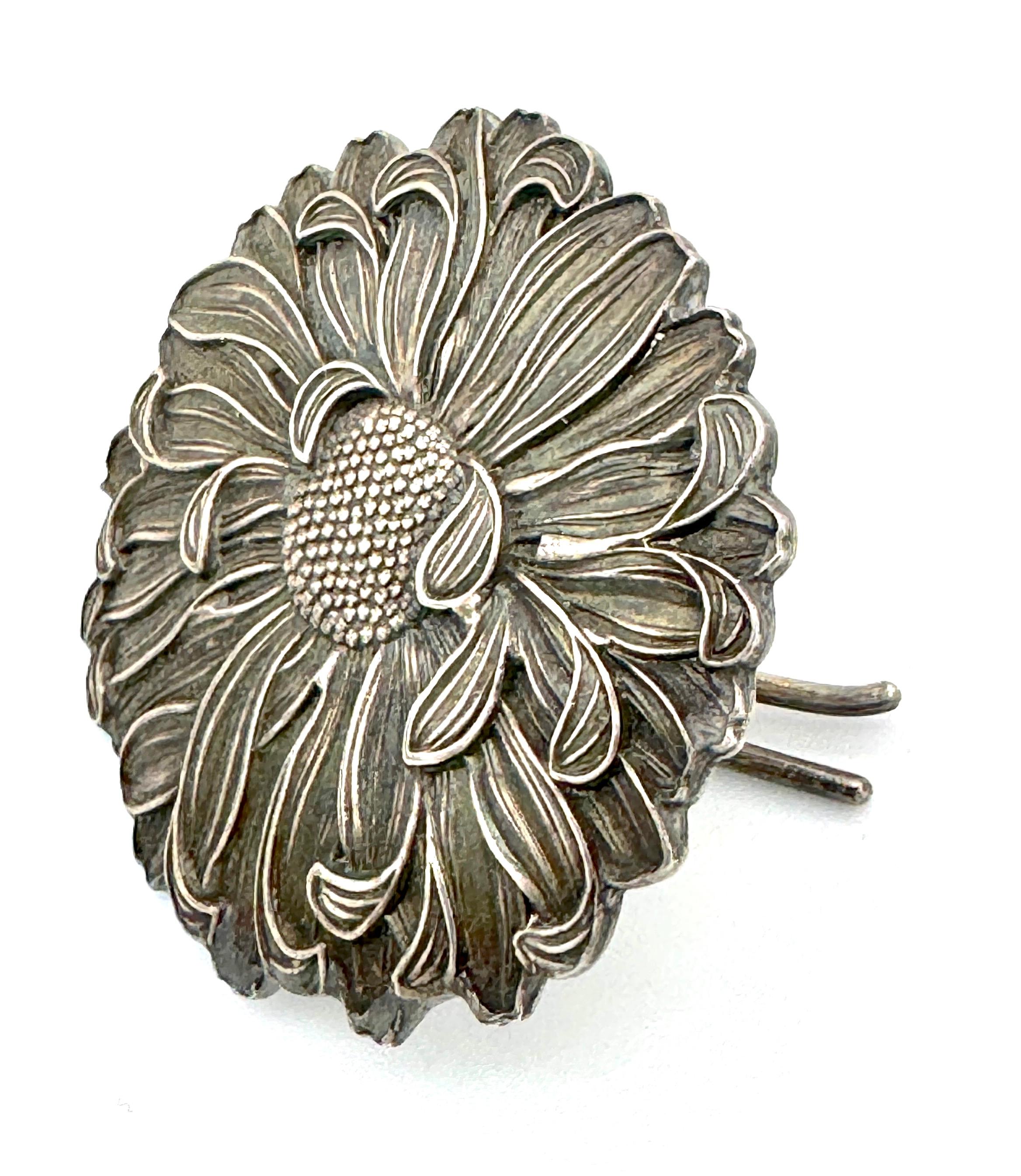 Paire de boutons chinois anciens Crysanthemons en argent Bon état - En vente à Munich, Bavaria