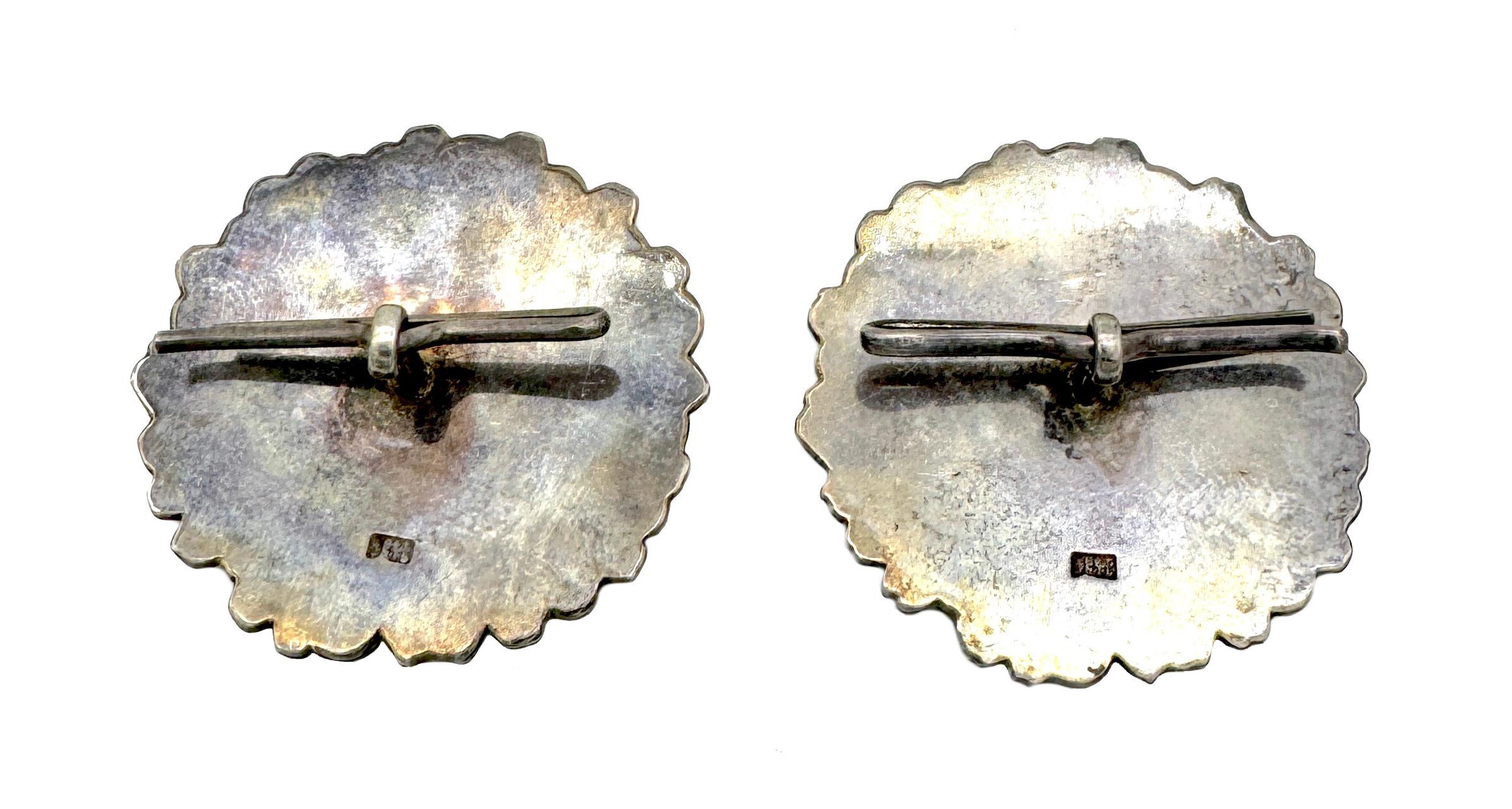 Paire de boutons chinois anciens Crysanthemons en argent Unisexe en vente