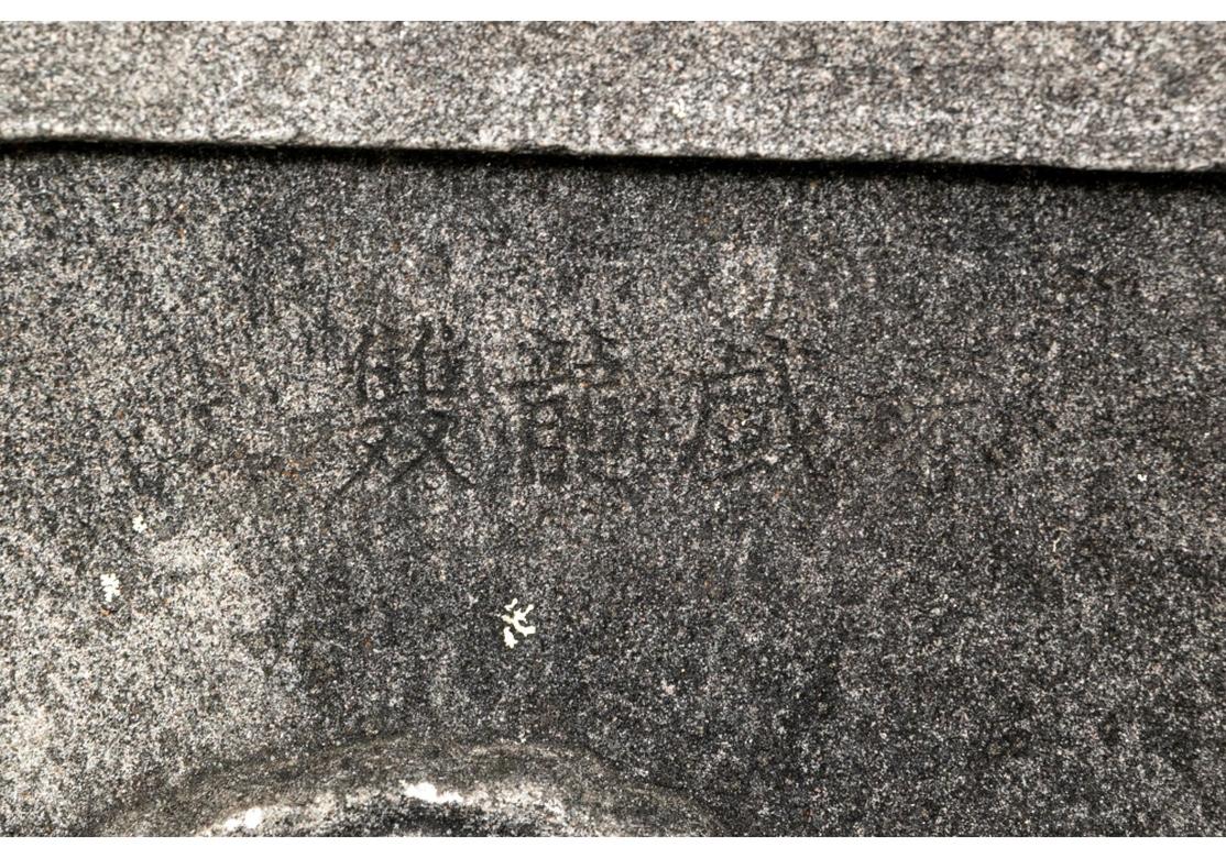 Antikes Paar chinesischer geschnitzter Stein-Gartentafeln mit Drachen im Angebot 6