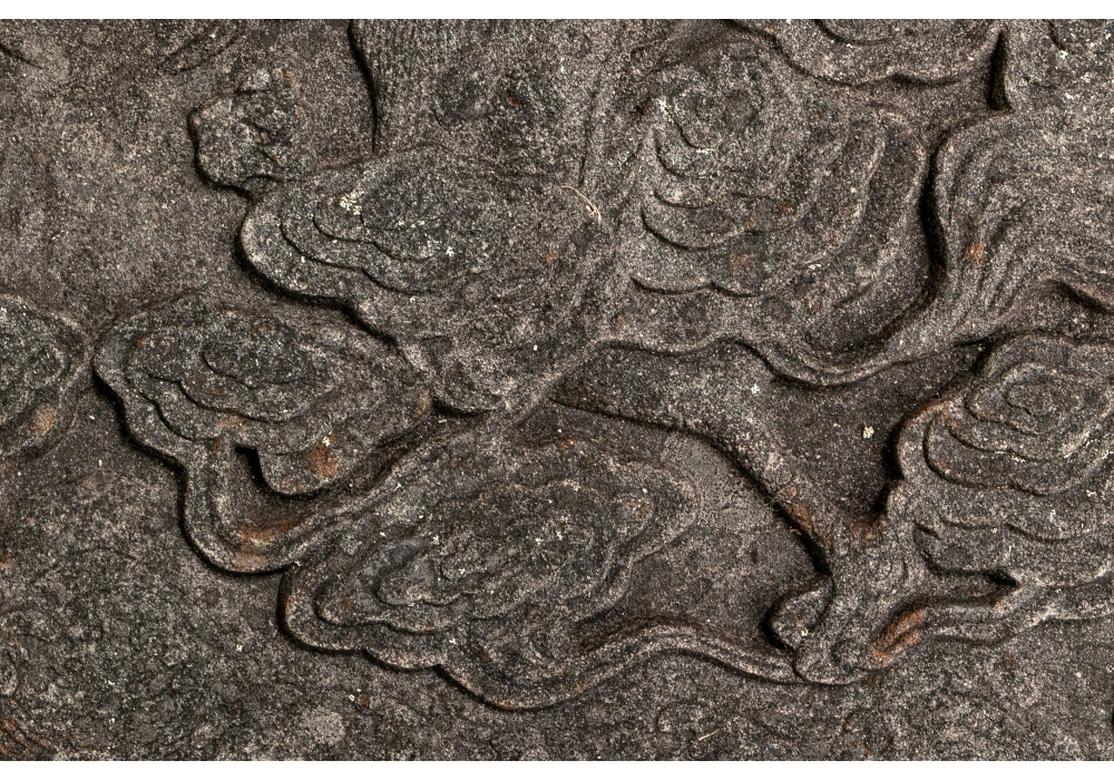 Antikes Paar chinesischer geschnitzter Stein-Gartentafeln mit Drachen im Angebot 8