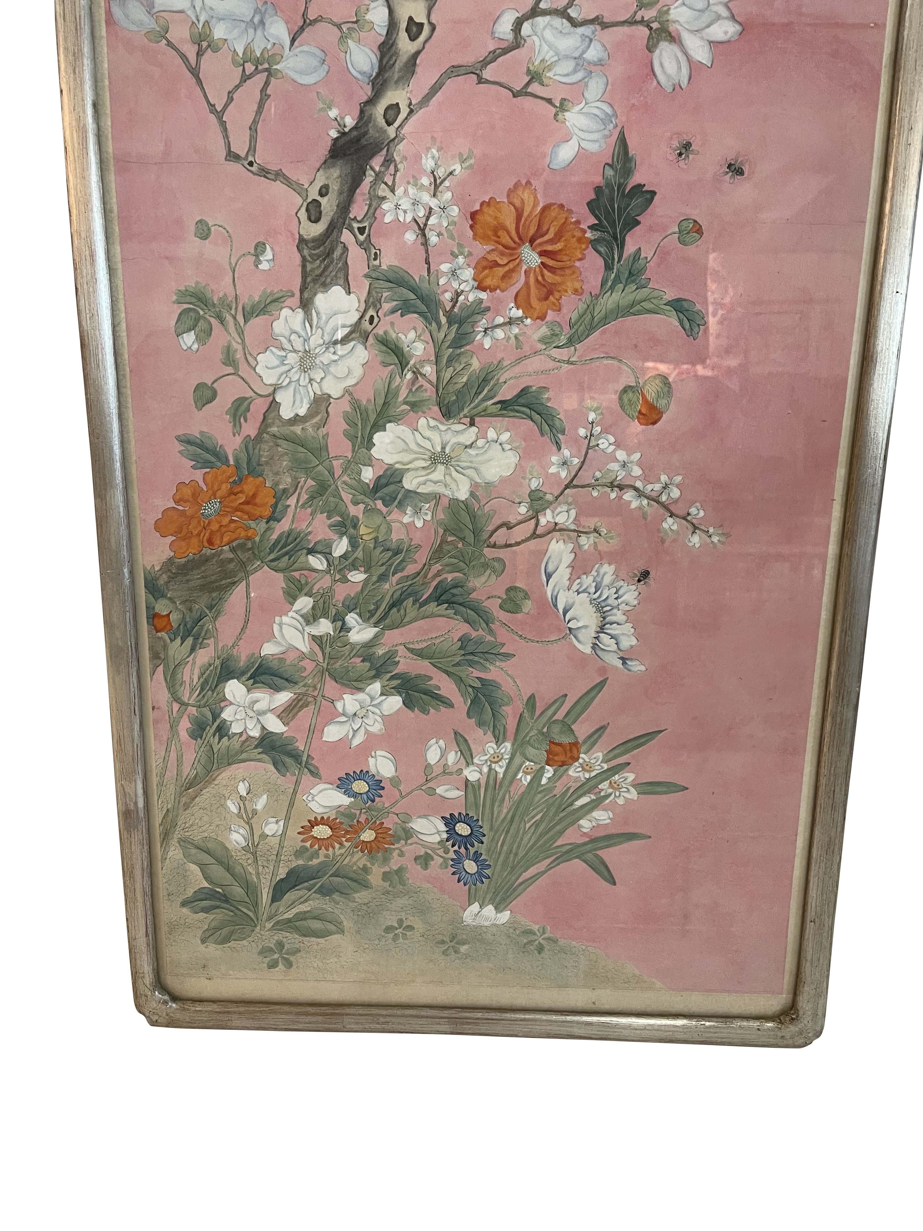 20ième siècle Ancienne paire d'aquarelles chinoises roses botaniques en bois de chien dans des cadres en argent  en vente