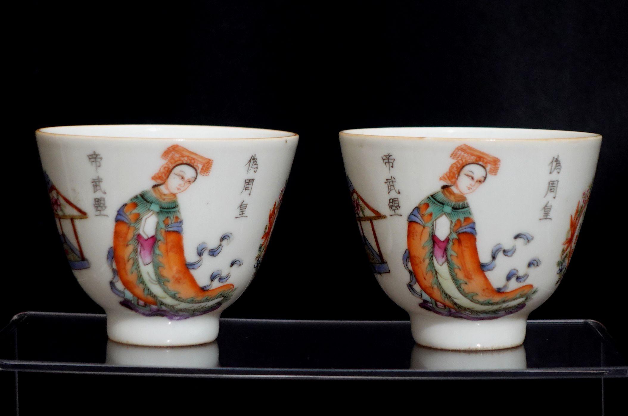 Paire de tasses en porcelaine chinoise Famille rose. Décoration de l'archer et de la déesse, excellent état
Mesures : H:2 3/8in(6cm) W:3in(7.6cm).