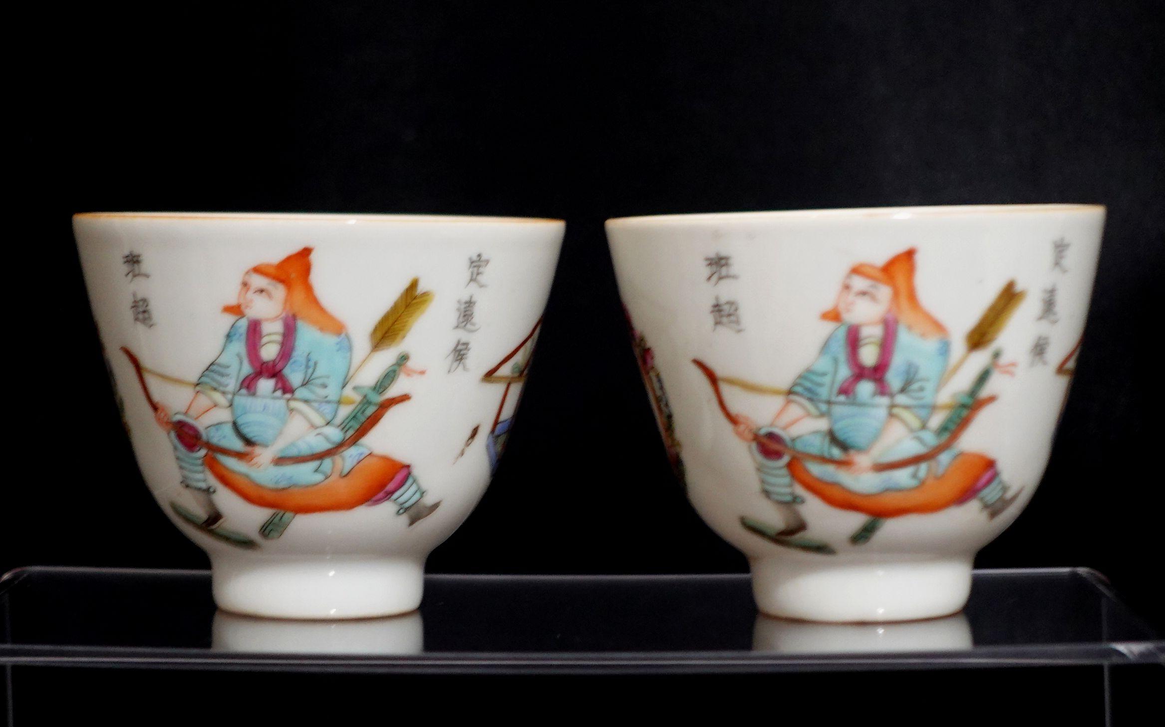 Chinois Paire d'anciennes tasses en porcelaine chinoise Famille Rose en vente
