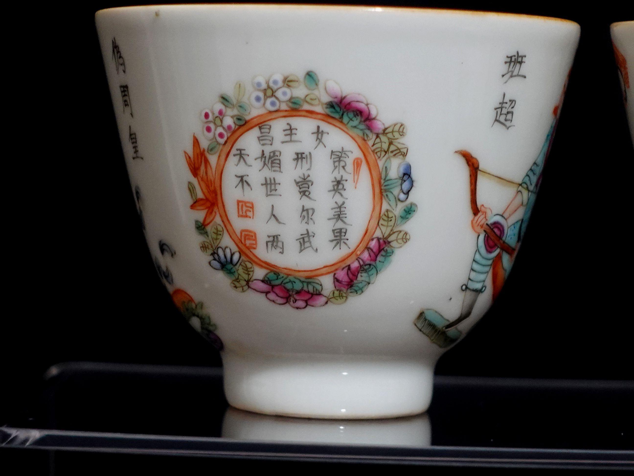 Antikes Paar chinesischer Famille-Rose-Teller aus Porzellan im Angebot 3