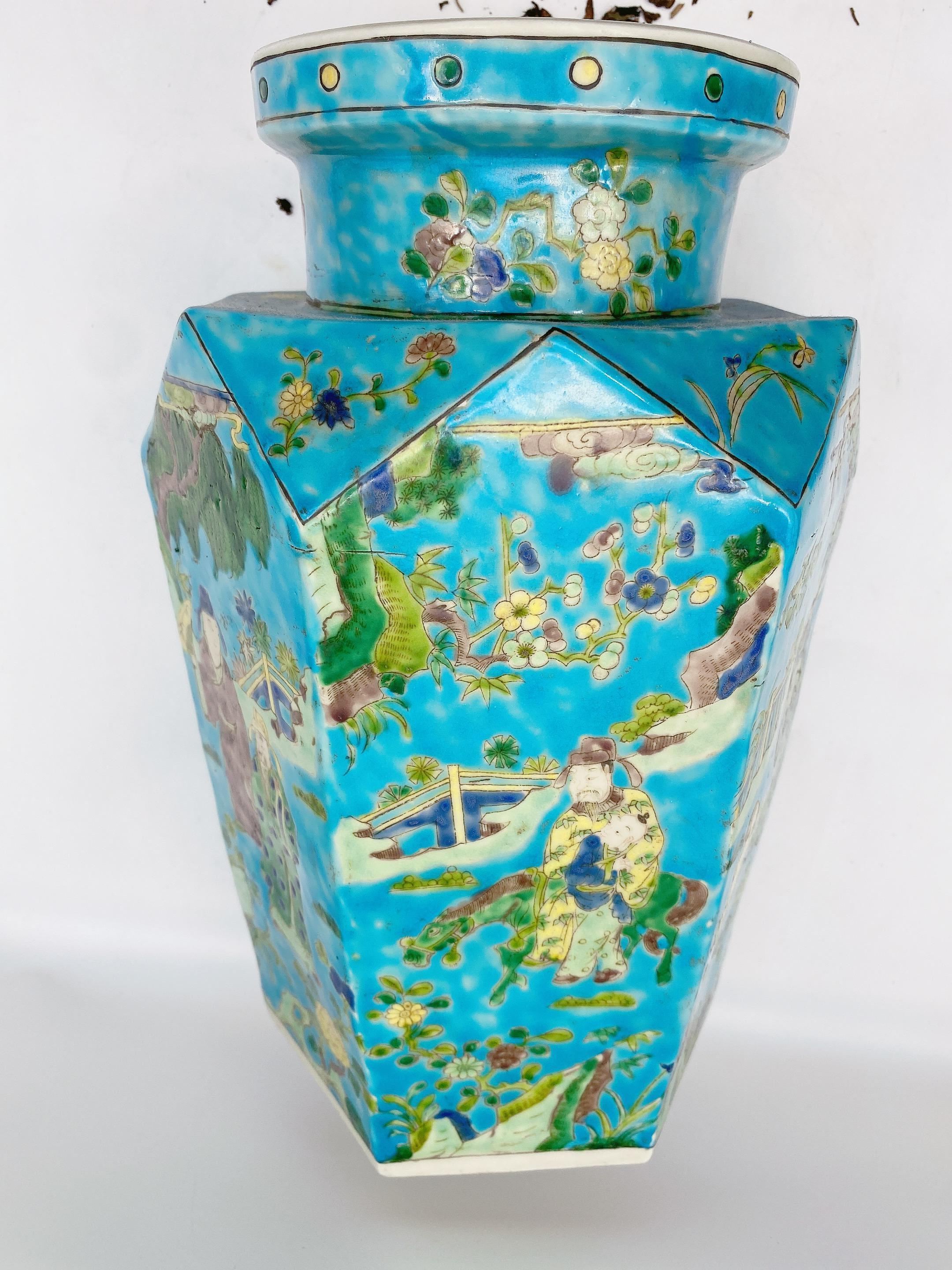Antique Pair of Chinese Porcelain Vases For Sale 5