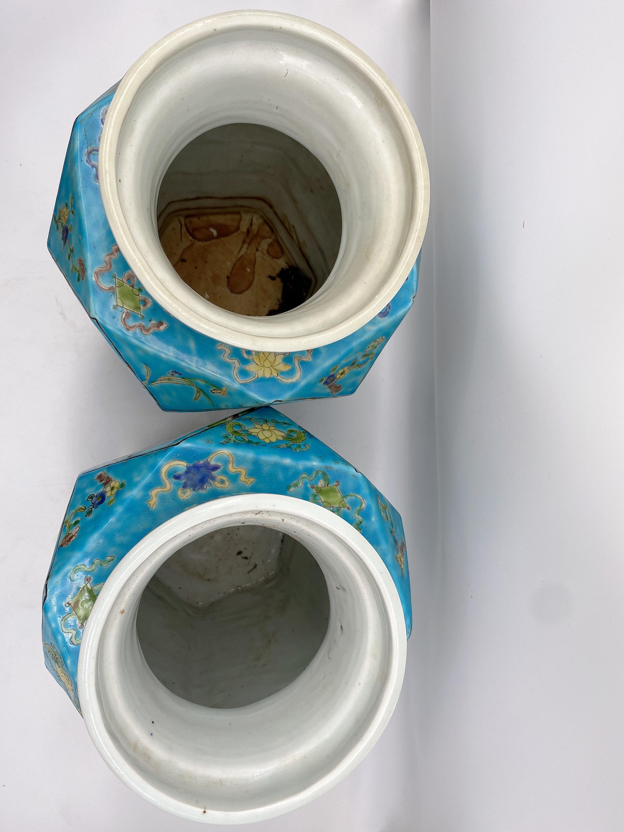 Chinois Paire de vases anciens en porcelaine chinoise en vente