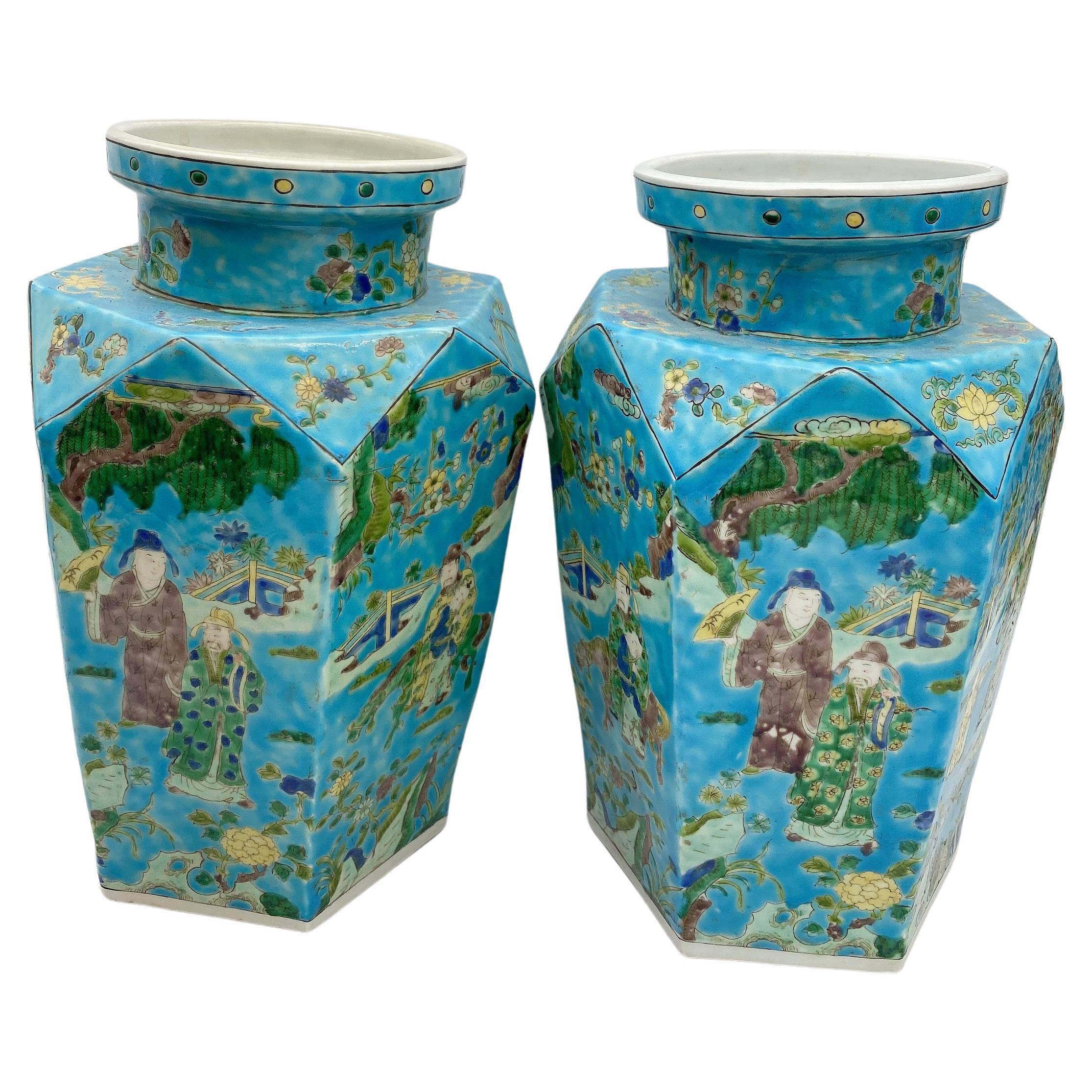 Paire de vases anciens en porcelaine chinoise